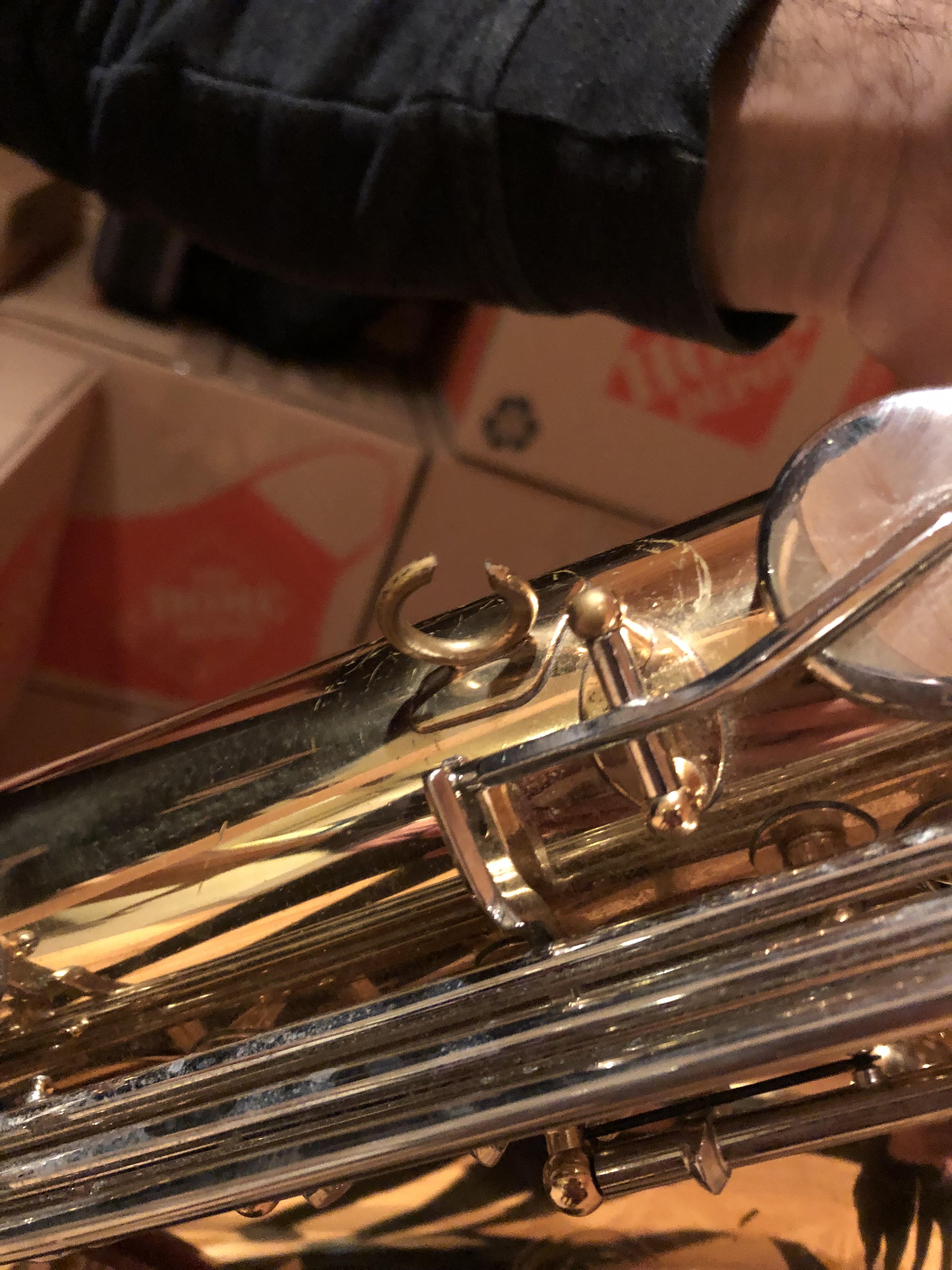 This part where you connect the neck strap to the sax is broken, Does