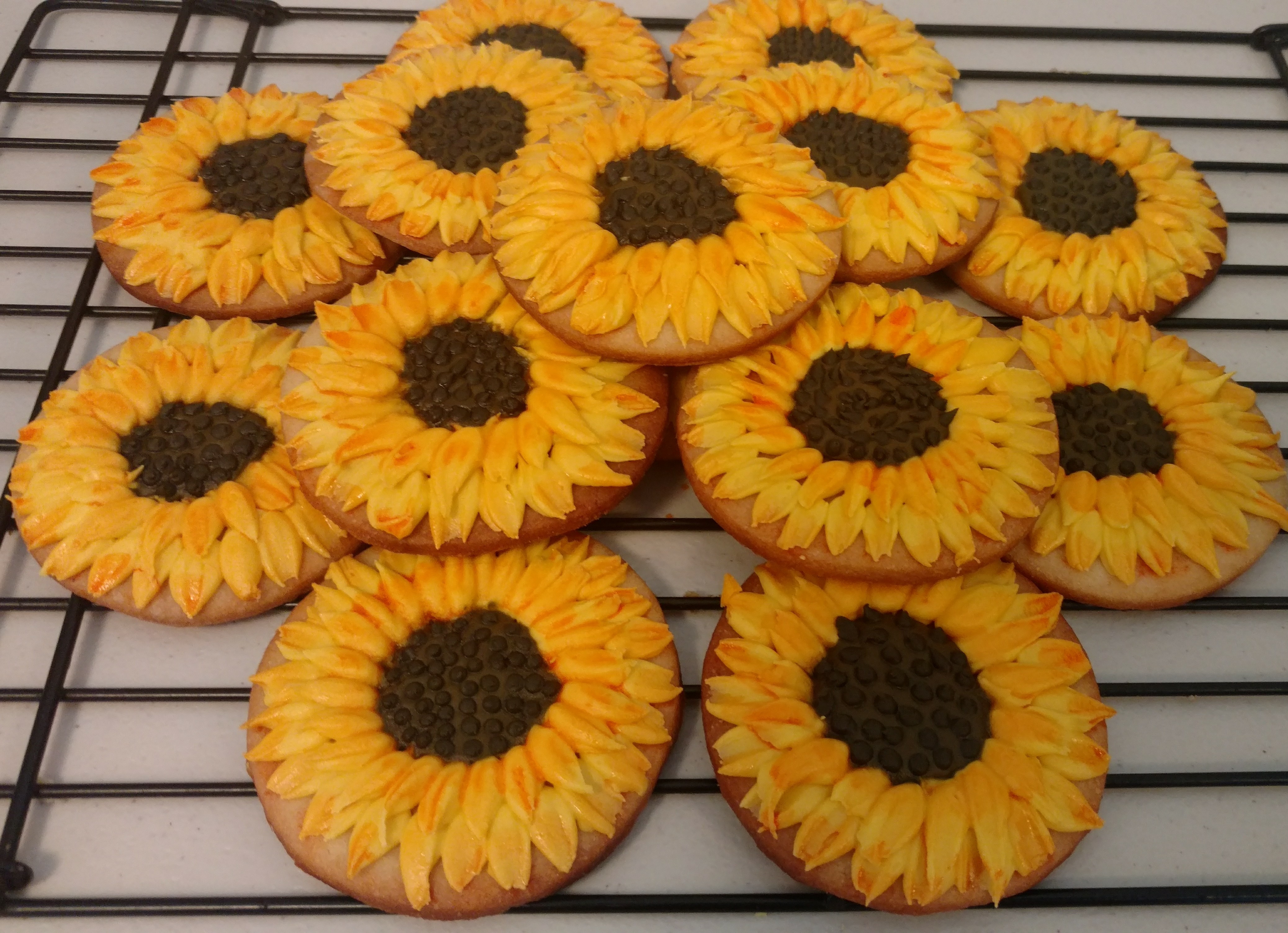 Sunflower cookies r/cookiedecorating