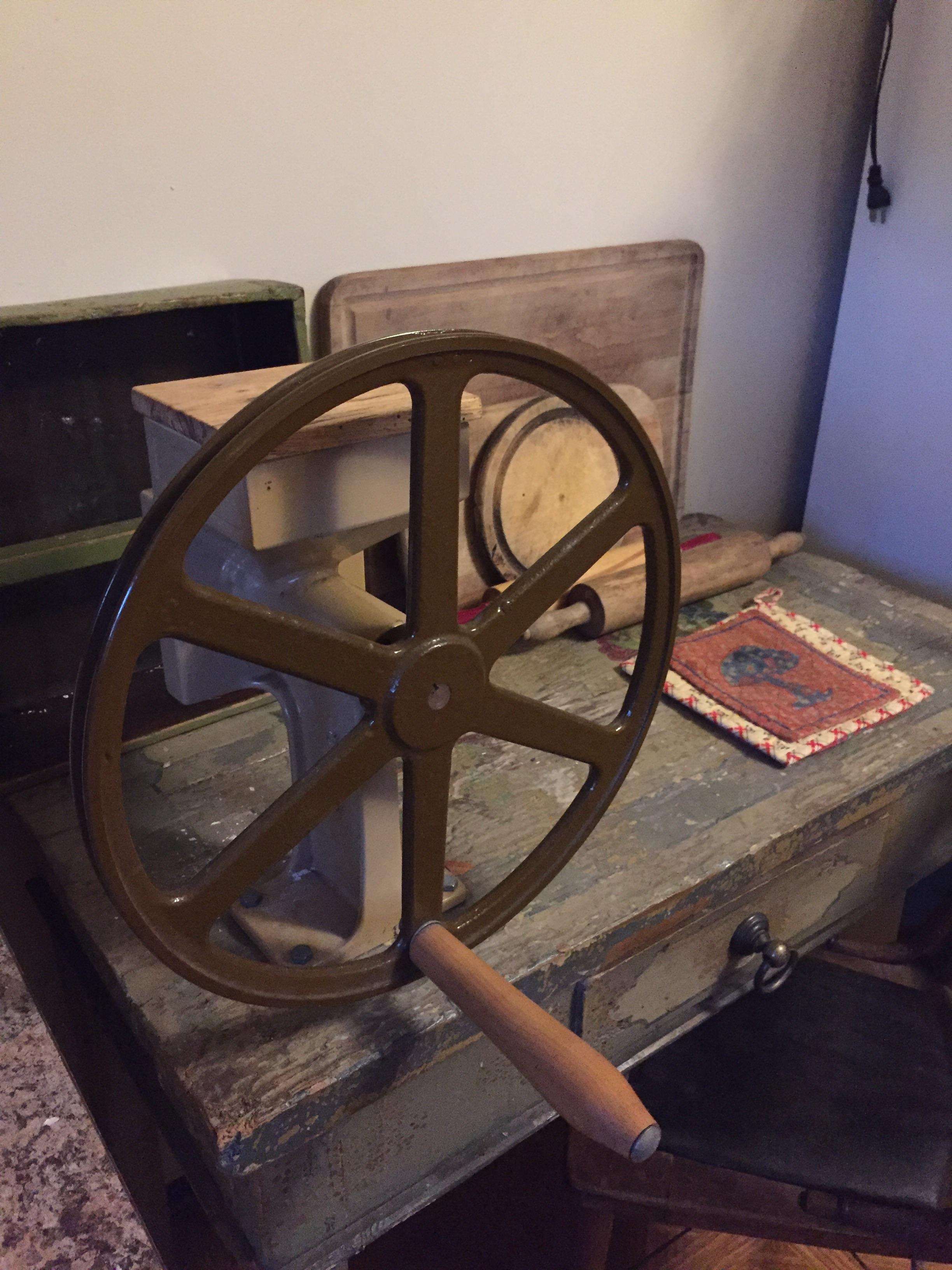 Country living grain mill for 10 freaking ’s!!! r/ThriftStoreHauls