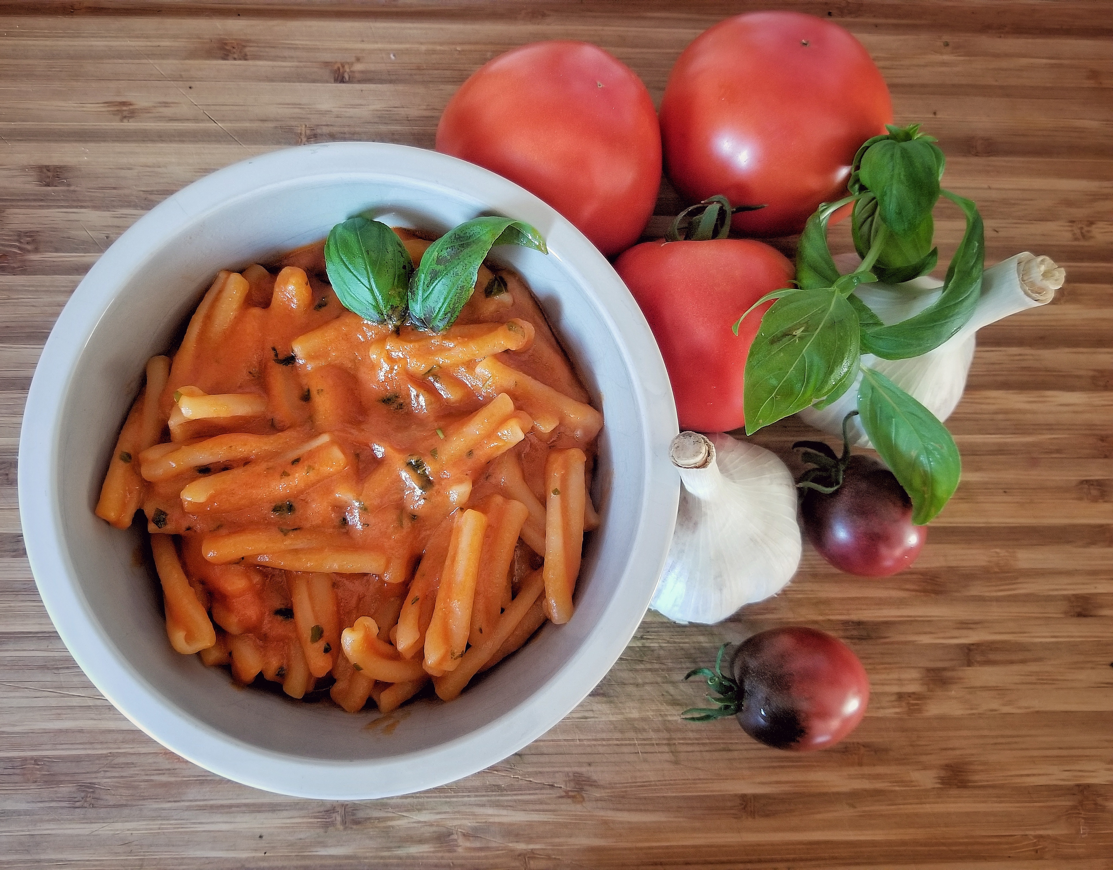 [Homemade] Pasta in a roasted garlic tomato sauce with basil r/food