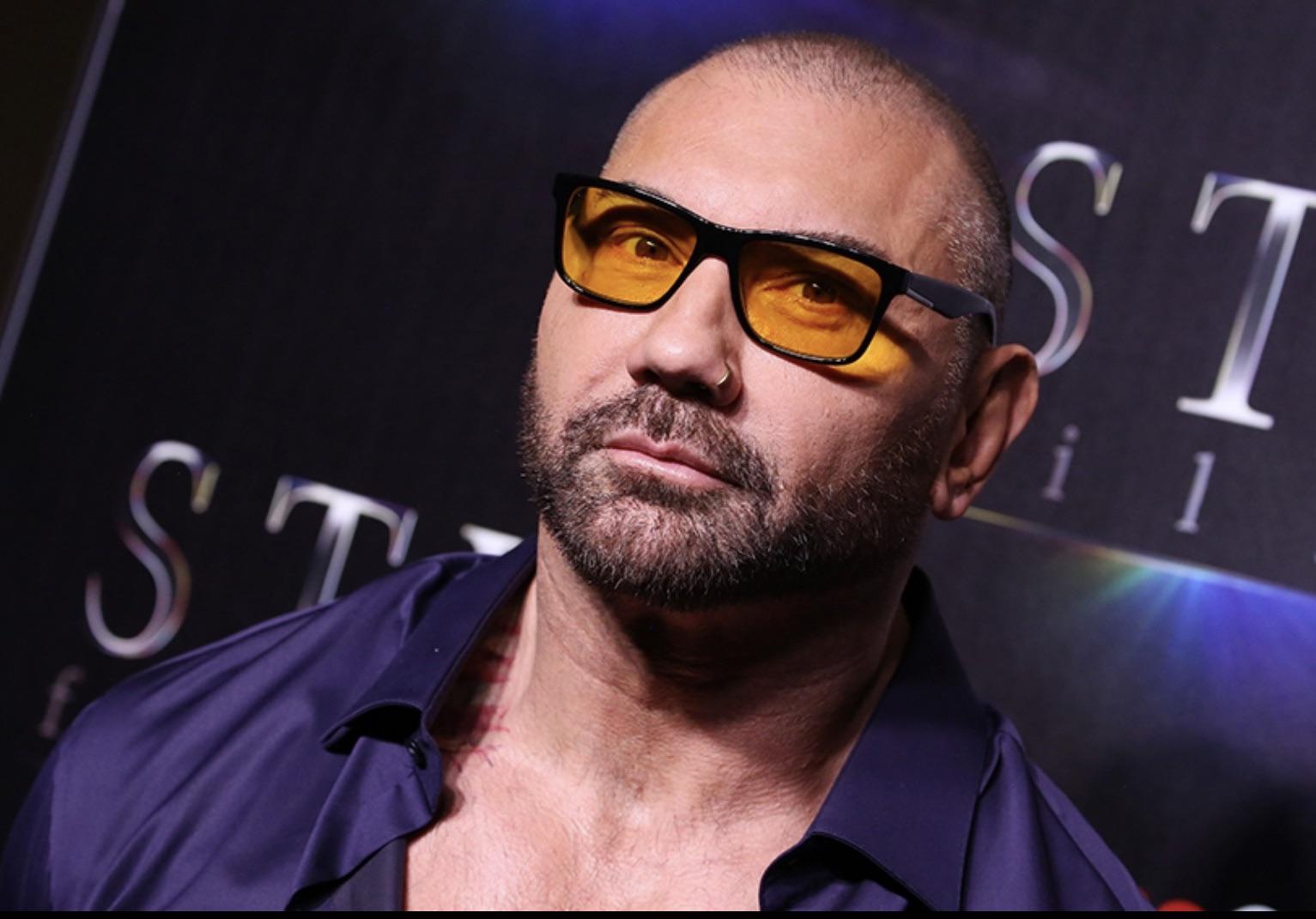 Joe looks great with yellow sunglasses on r/JoeRogan