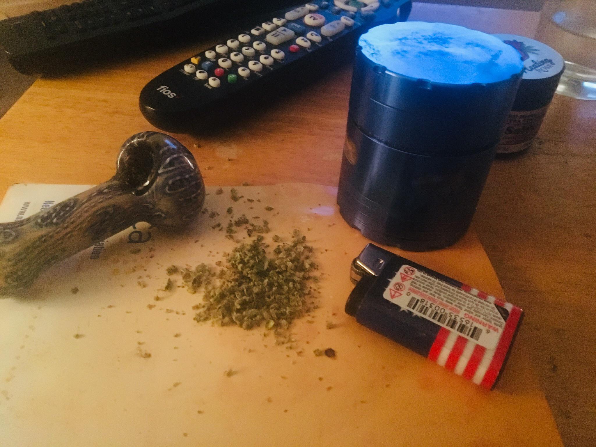 Normal set up . Grinder weed pipe and lighter !! r/Sesher