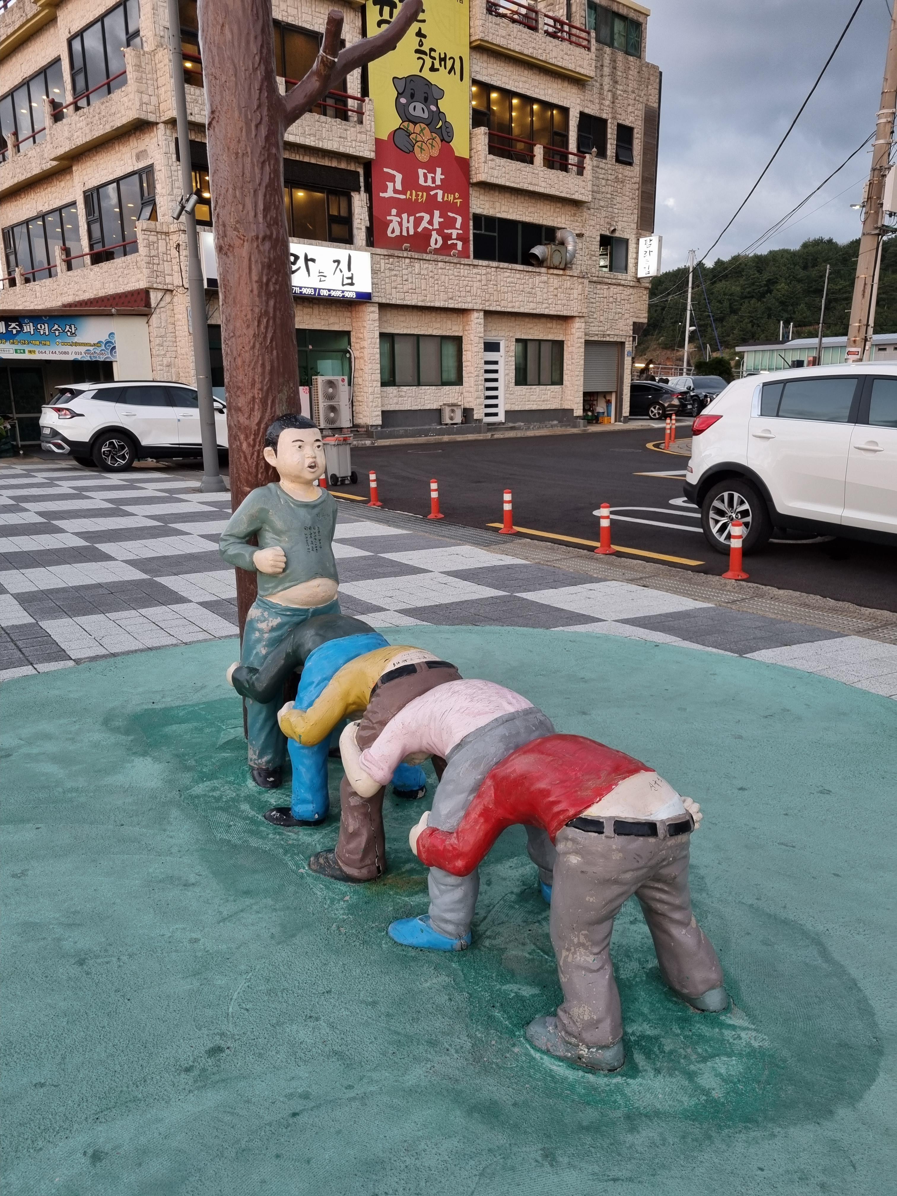 This weird children centipede statue in Korea r/Weird