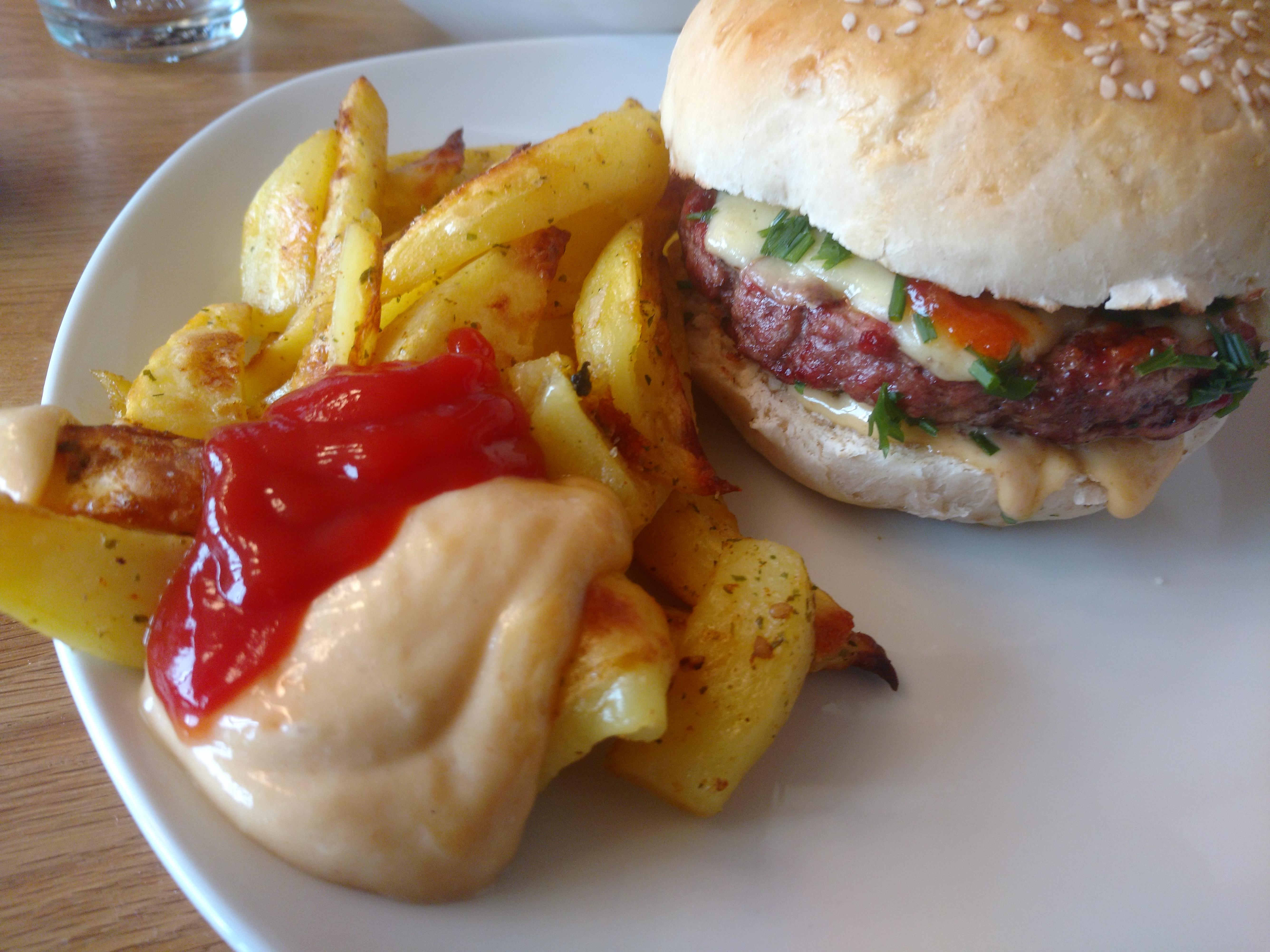 Burger w. Apple rings, fried onion rings and self made honey, mustard