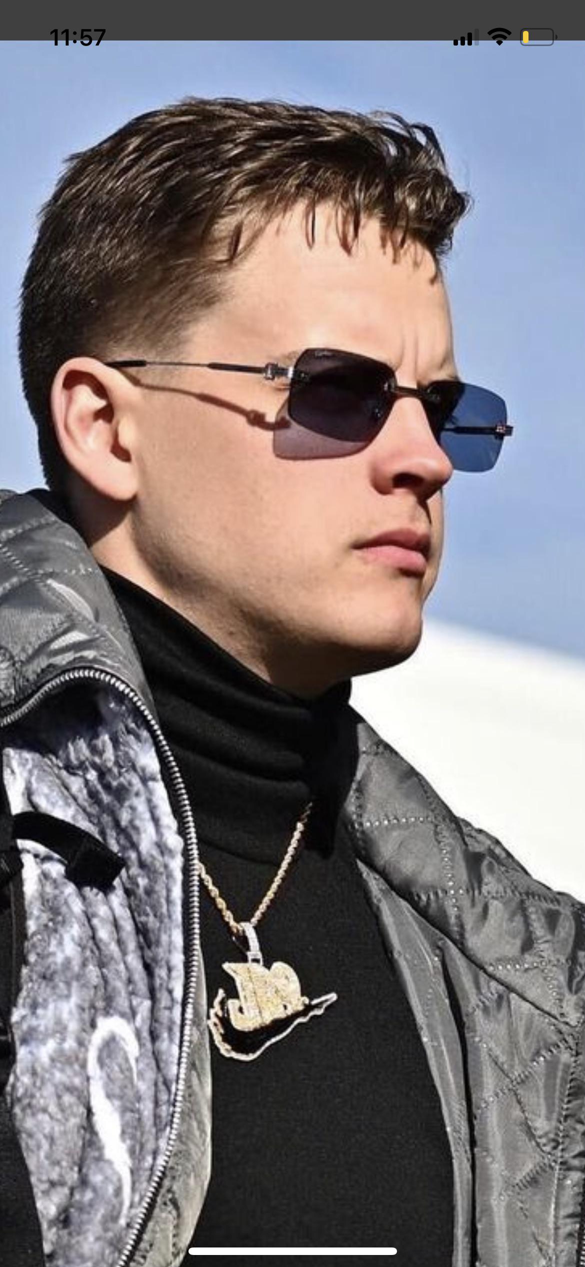 Can someone help ID these glasses Joe Burrow is wearing? r/glasses