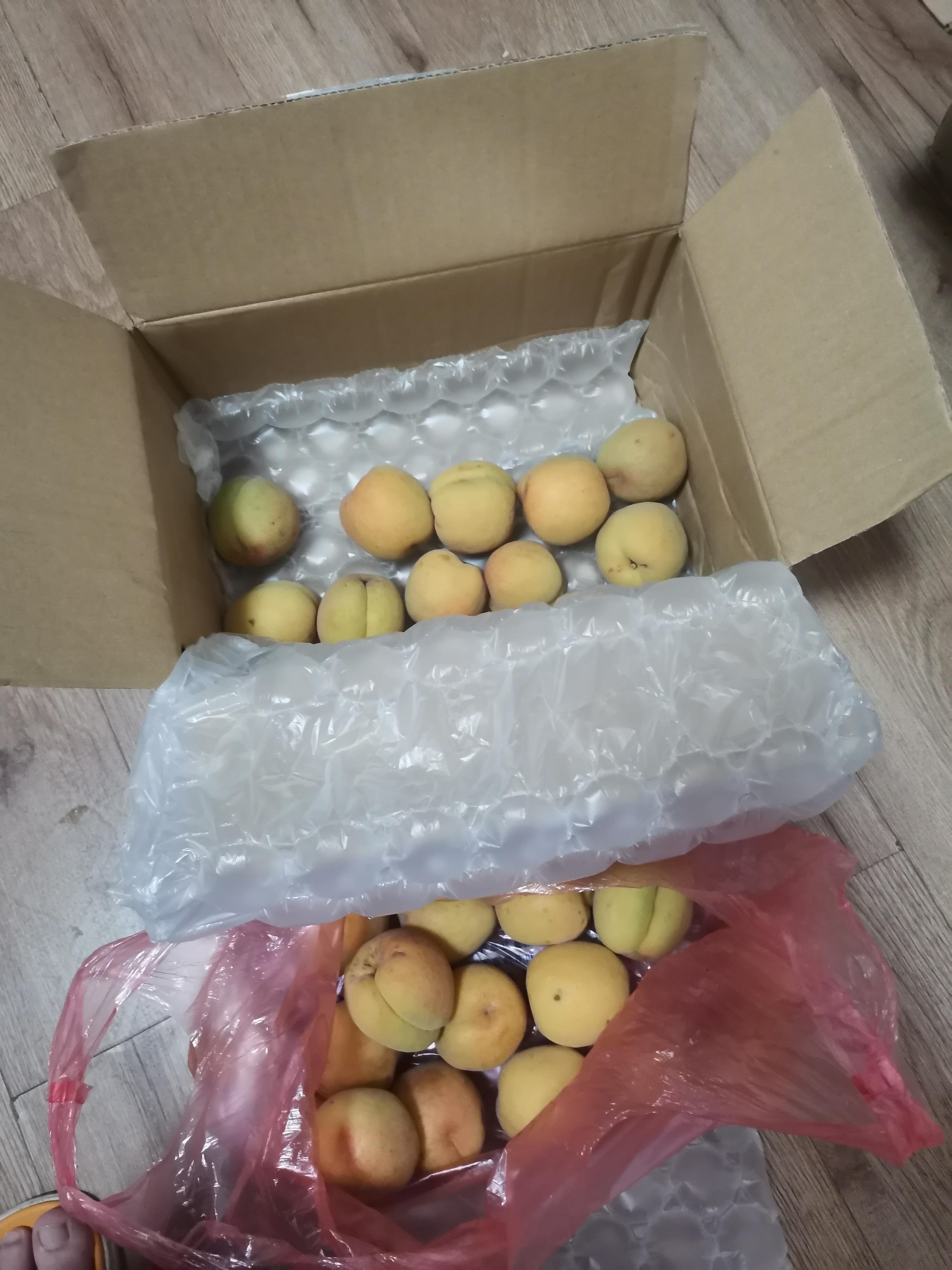 The apricots at home are ripe, and my mom mailed them by express mail