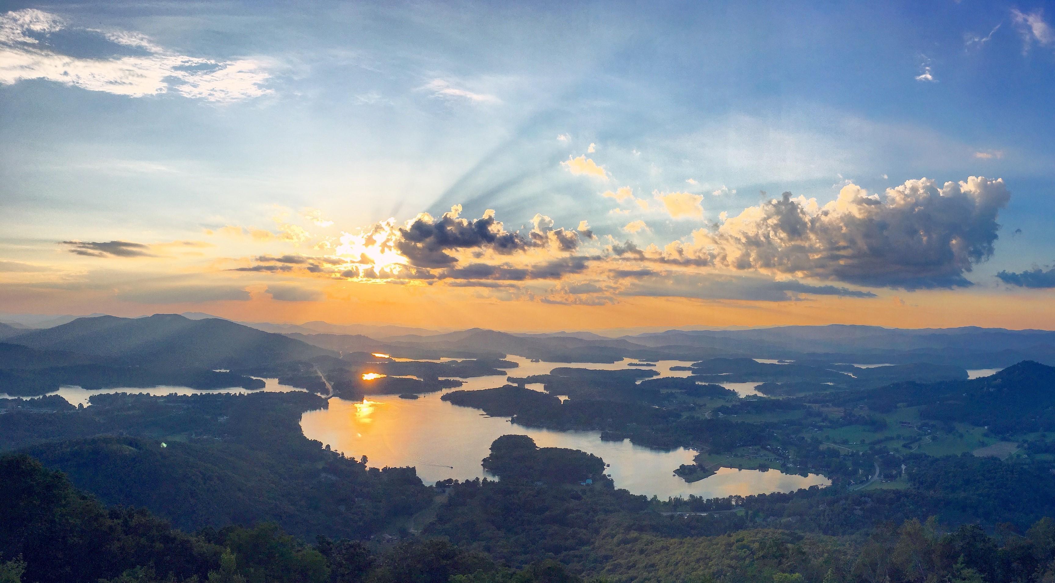 [3456x1910] [OC] View from Bell Mountain over Lake Chatuge, Hiawasee