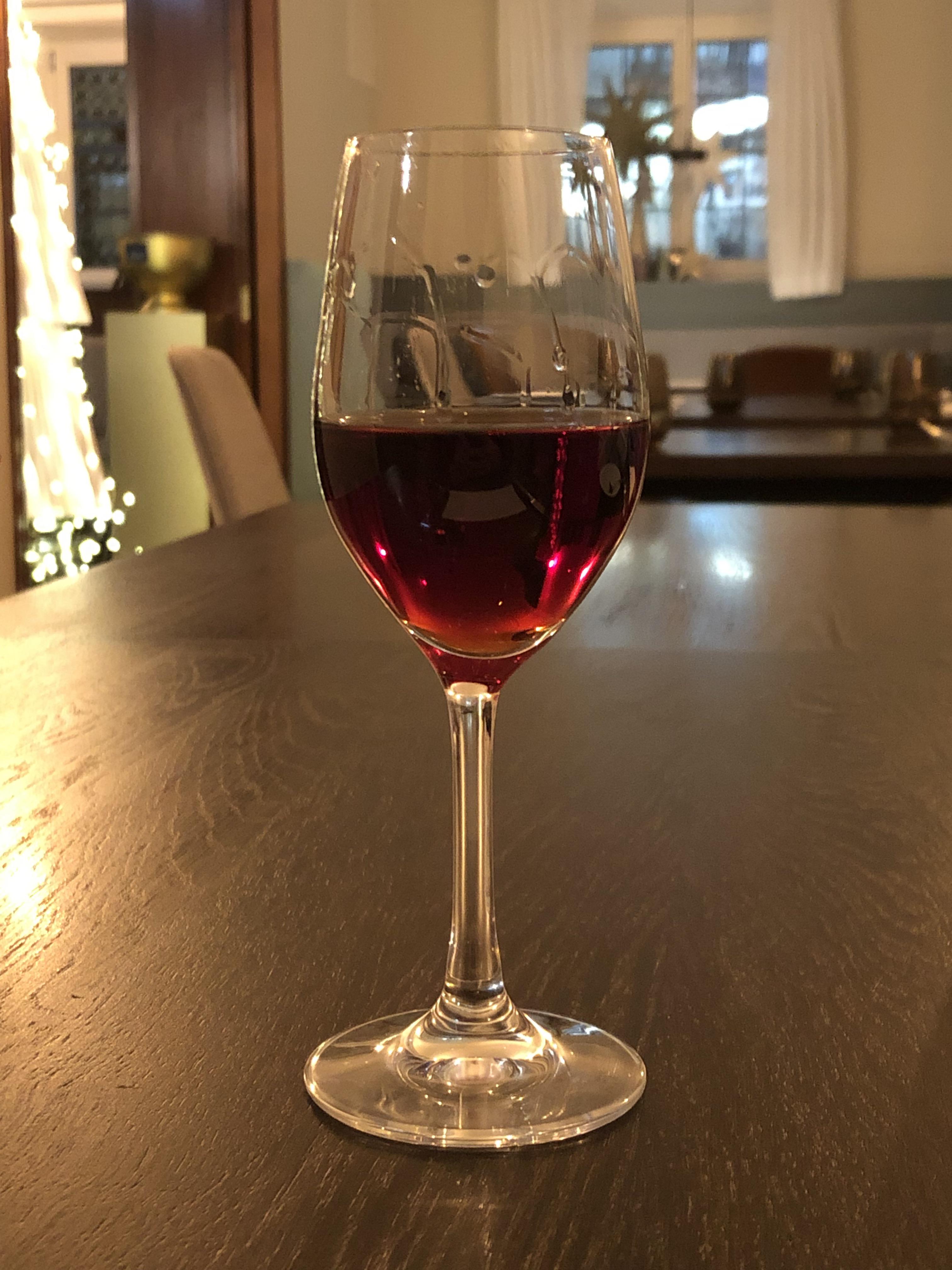 This mildly off center glass r/mildlyinfuriating