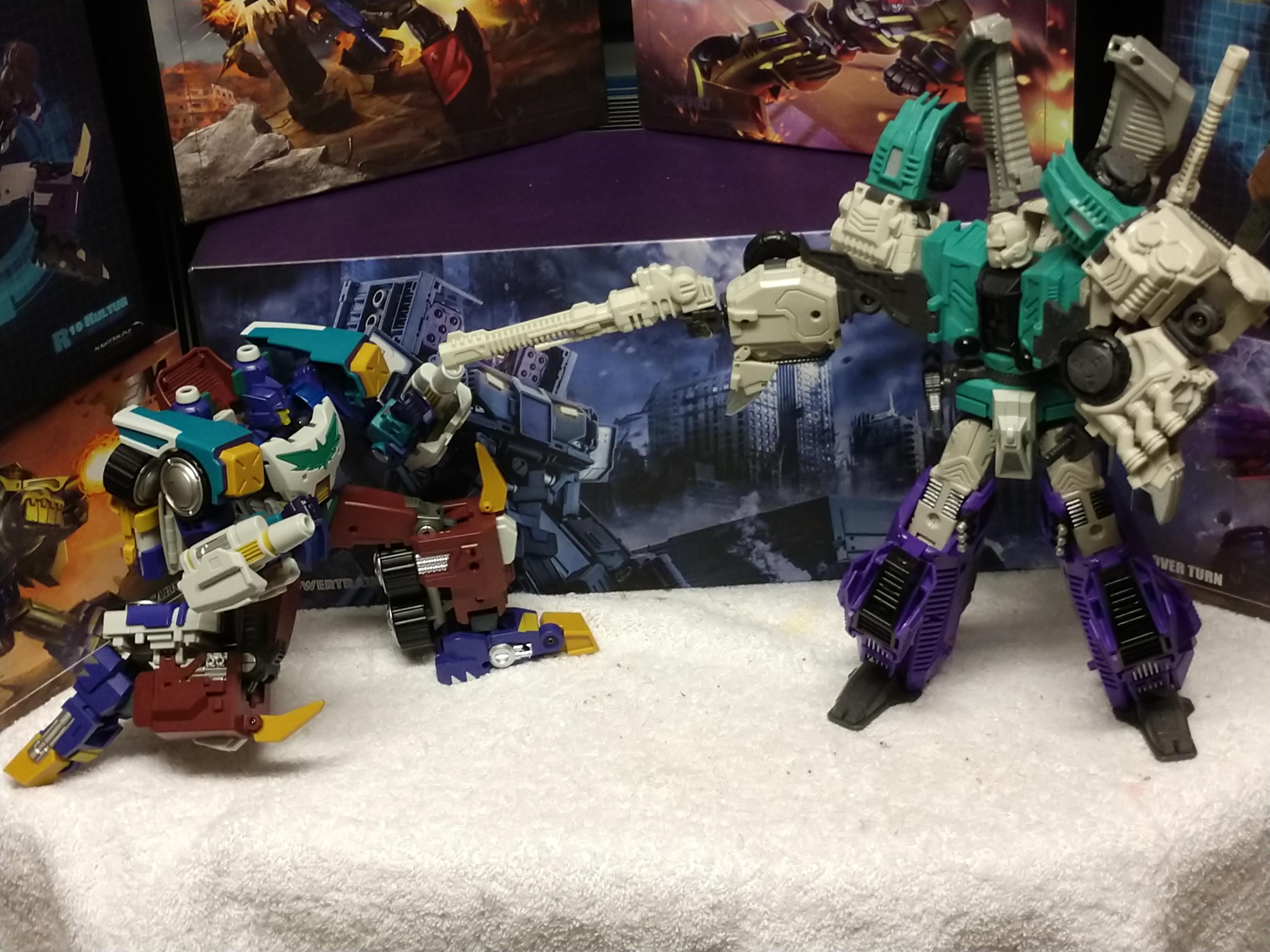 A Phase 6er with the drop on the GREATEST AUTOBOT EVER! MMC Terminus