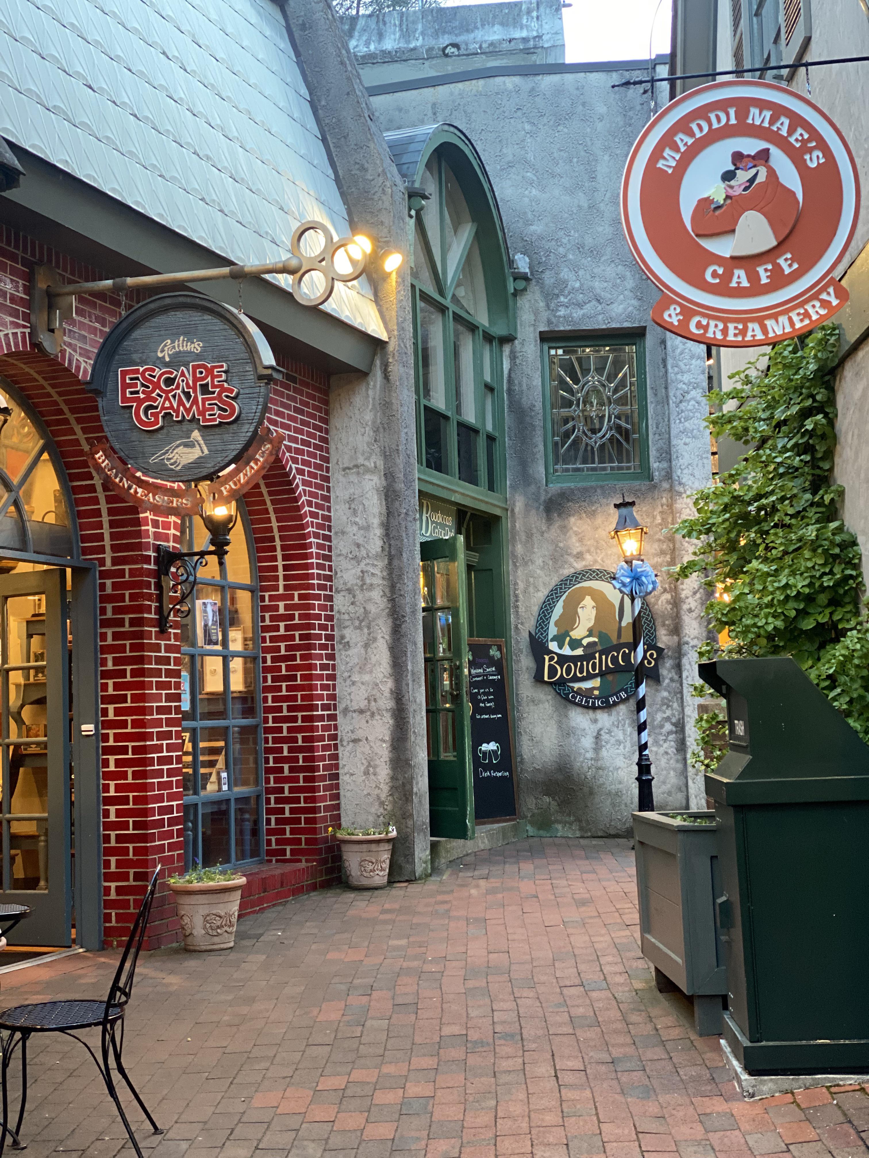 This little back alley in The Village in Gatlinburg, TN r/CozyPlaces