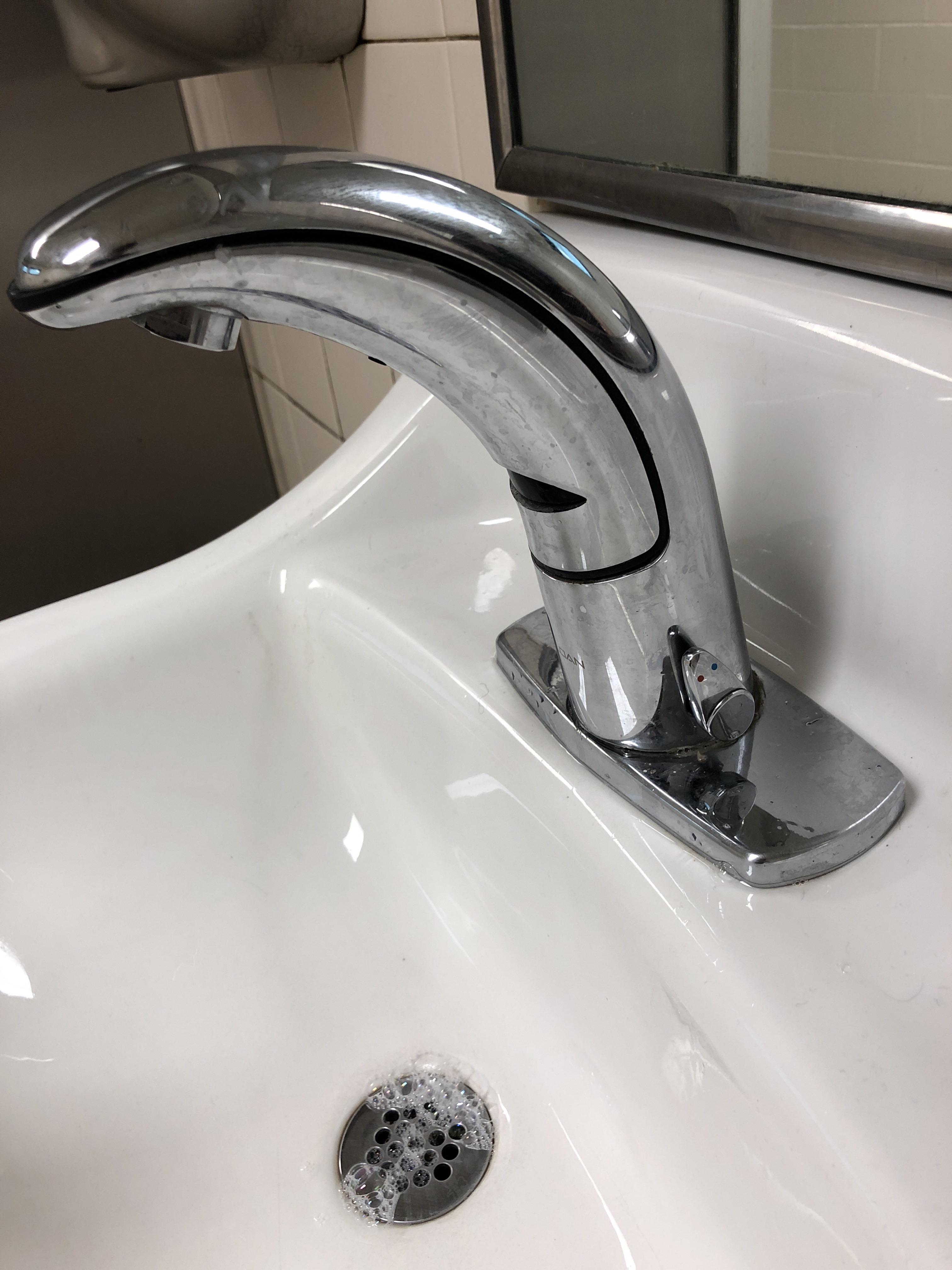This handsfree sink has a knob to adjust the temperature. r