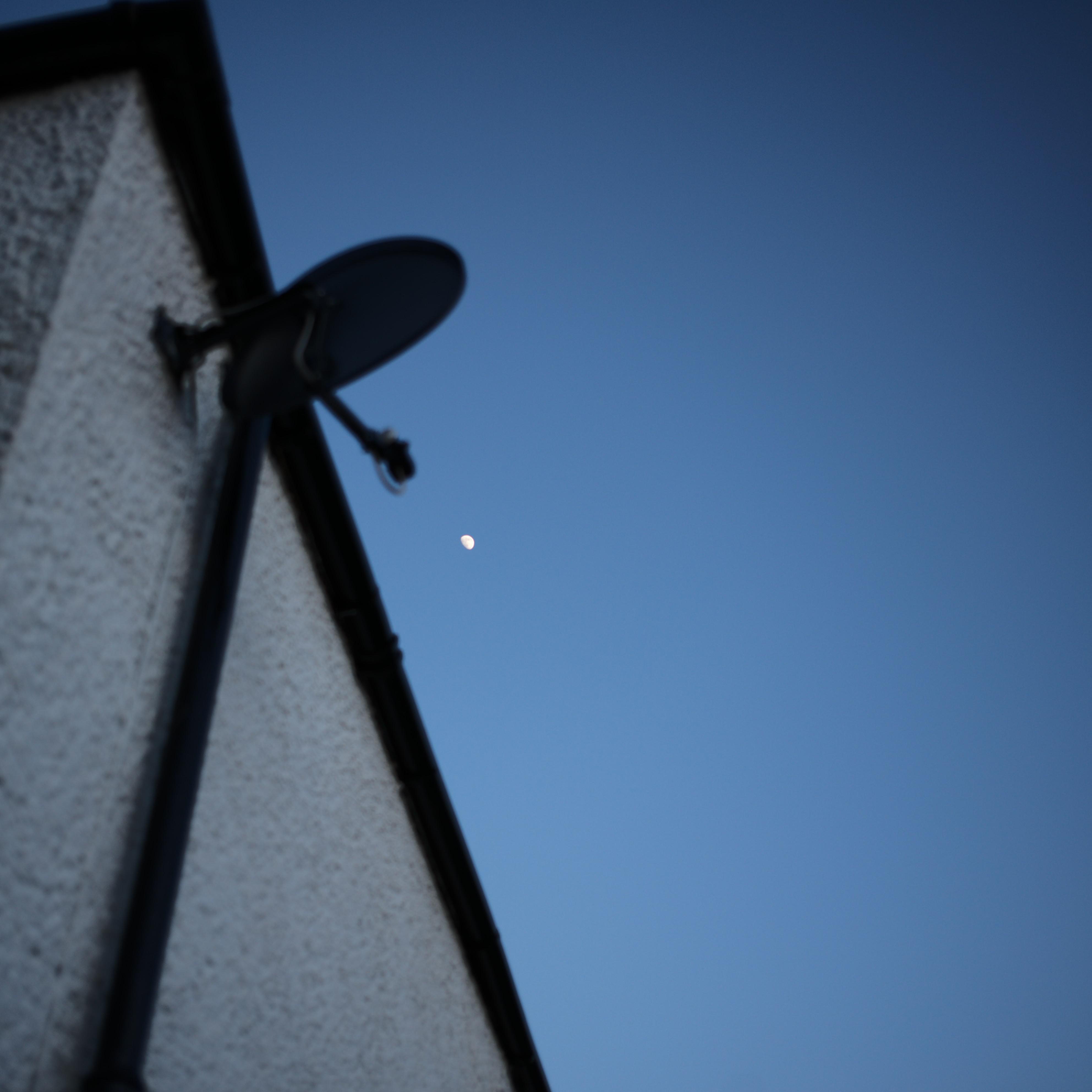 I took a picture of a satellite r/puns