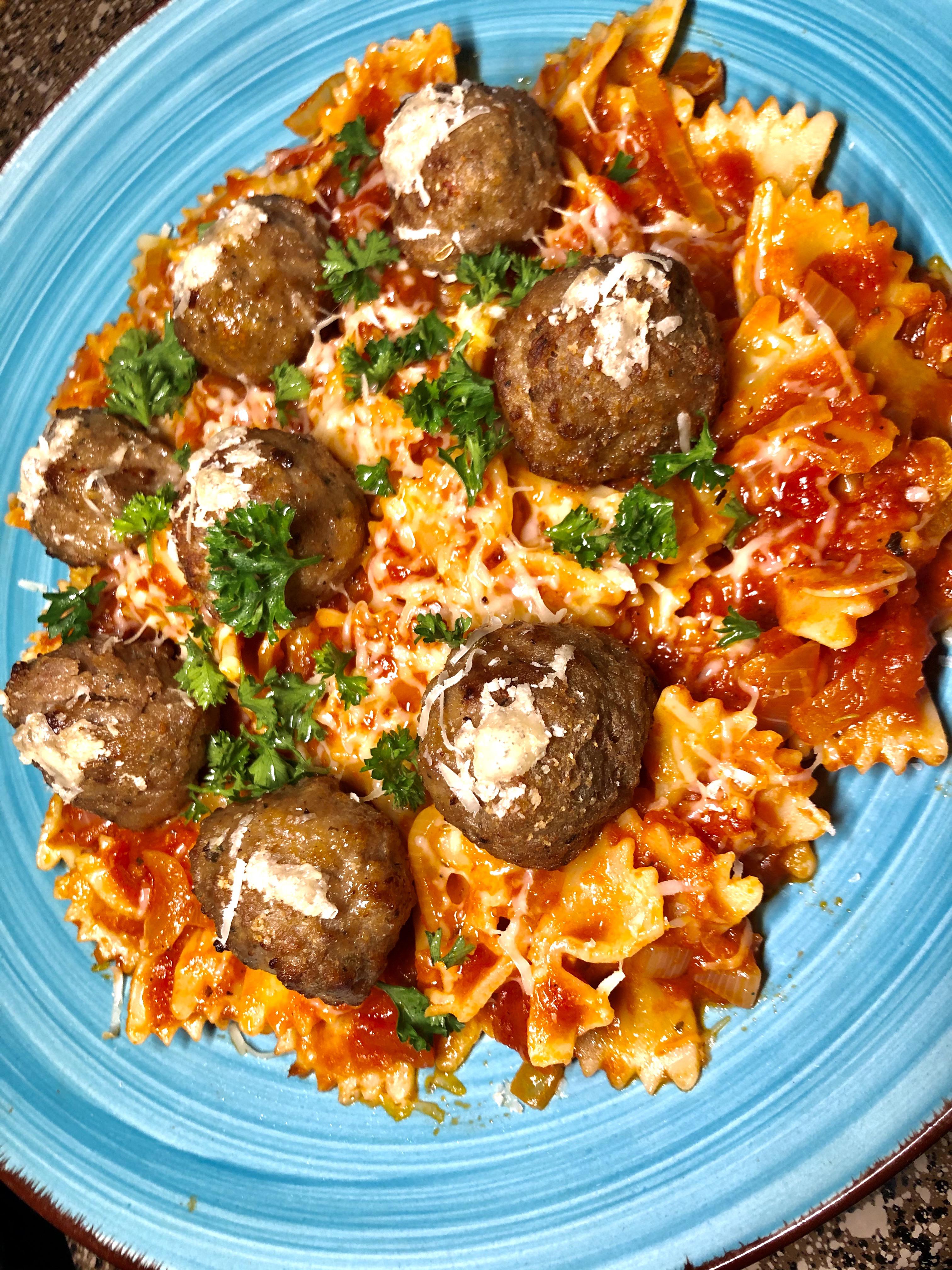 [Homemade] Farfalle with spicy marinara and meatballs r/food