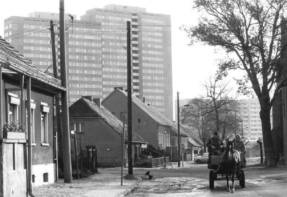 Old vs New, East Berlin in 1985 (Photo P. Zimmermann) [1000x686] r
