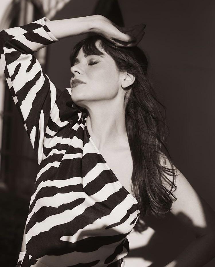 just act natural r/zooeydeschanel