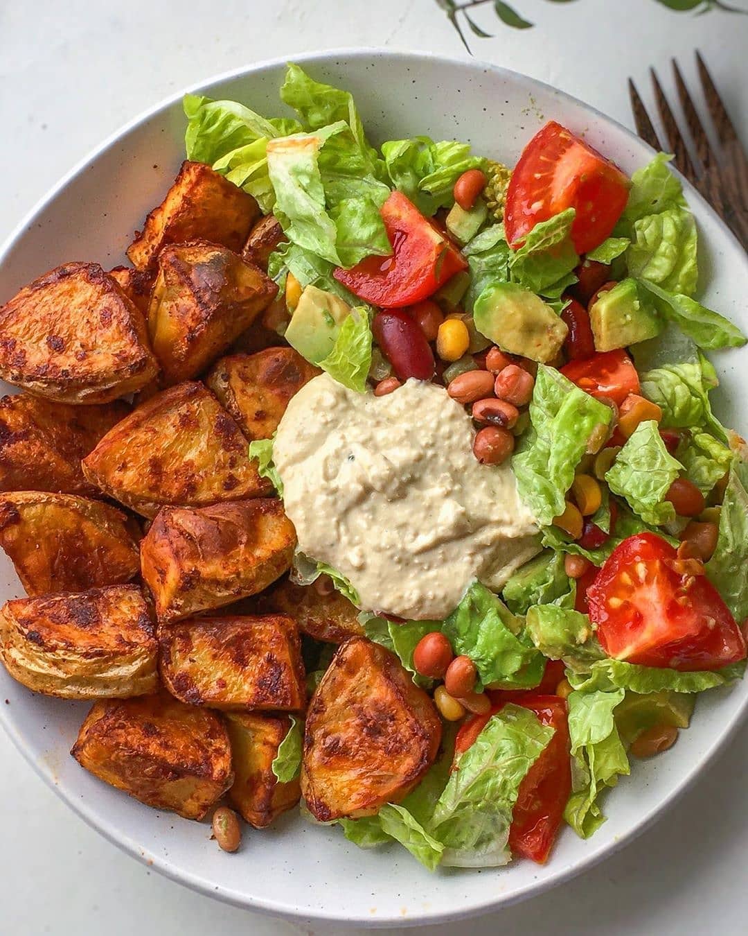 In this bowl 🥣 Crispy Smokey Baked Potatoes, a mixed Bean Salad with