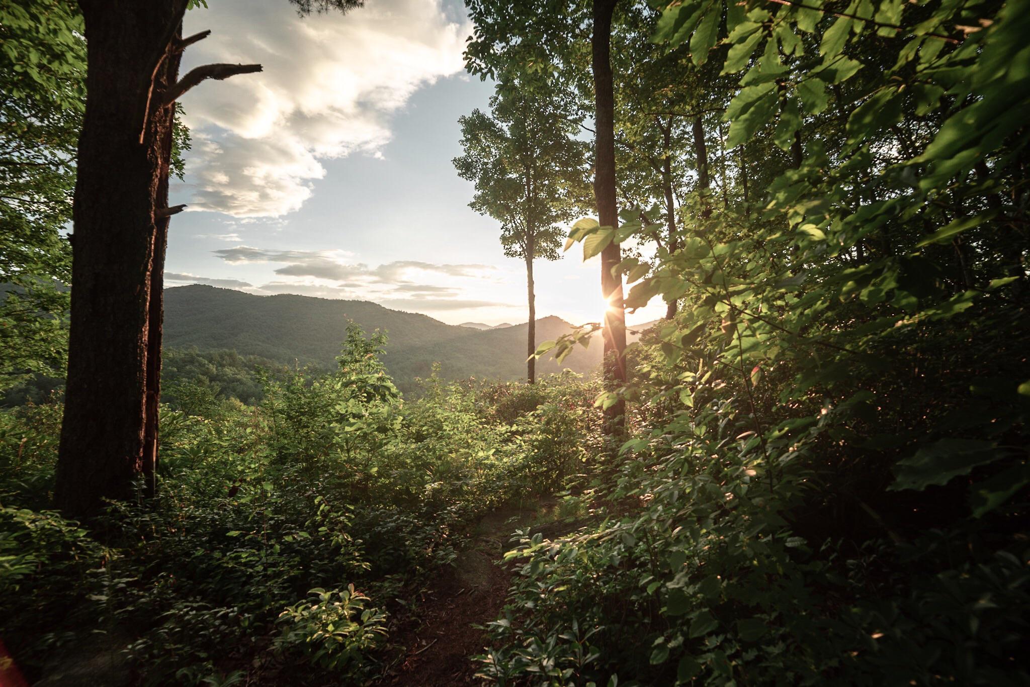 Sunrise at Sapphire, North Carolina [OC] [2048x1367] r/EarthPorn