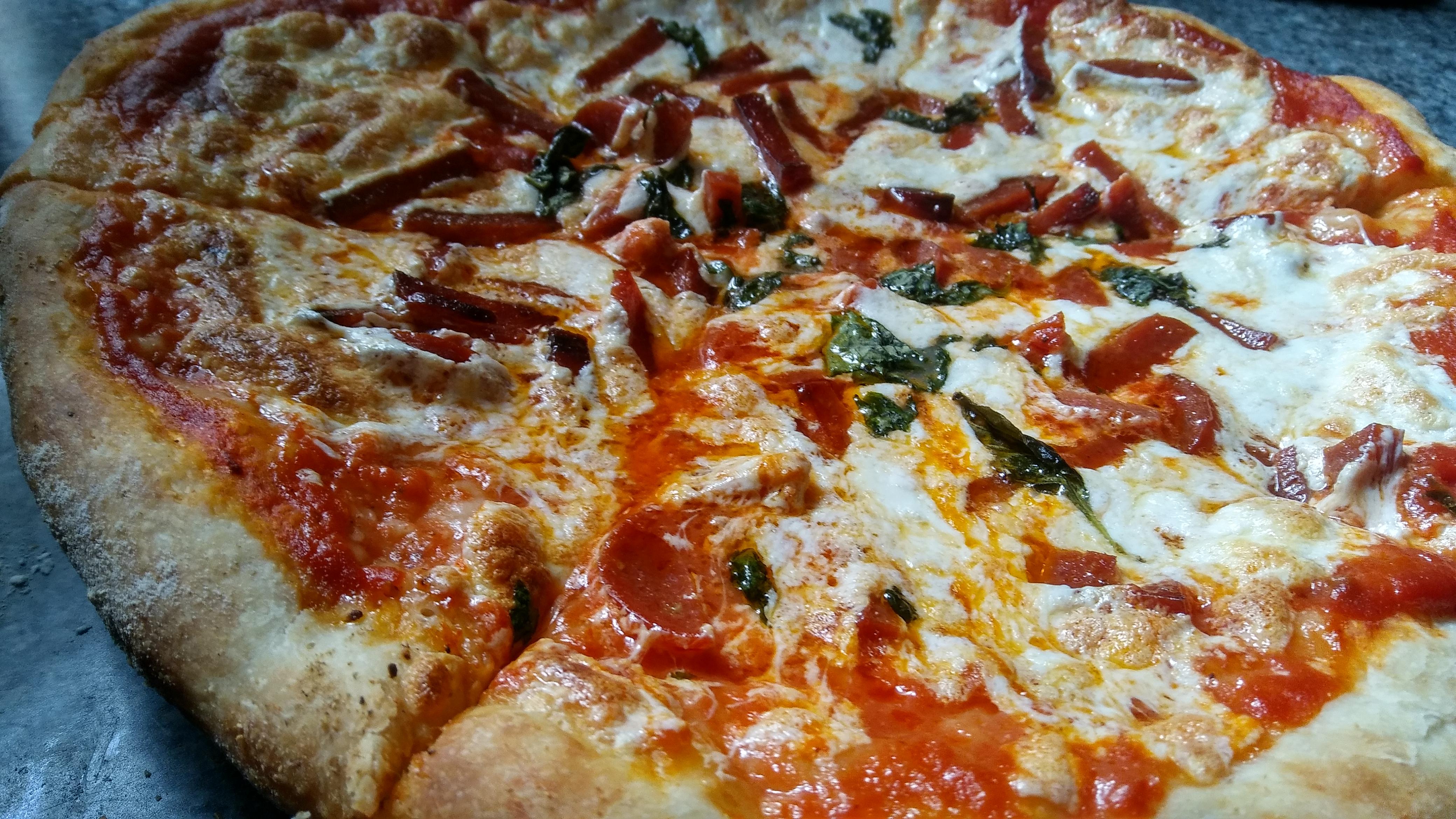 [Homemade] Pepperoni pizza with fresh basil, oregano and mozzarella r