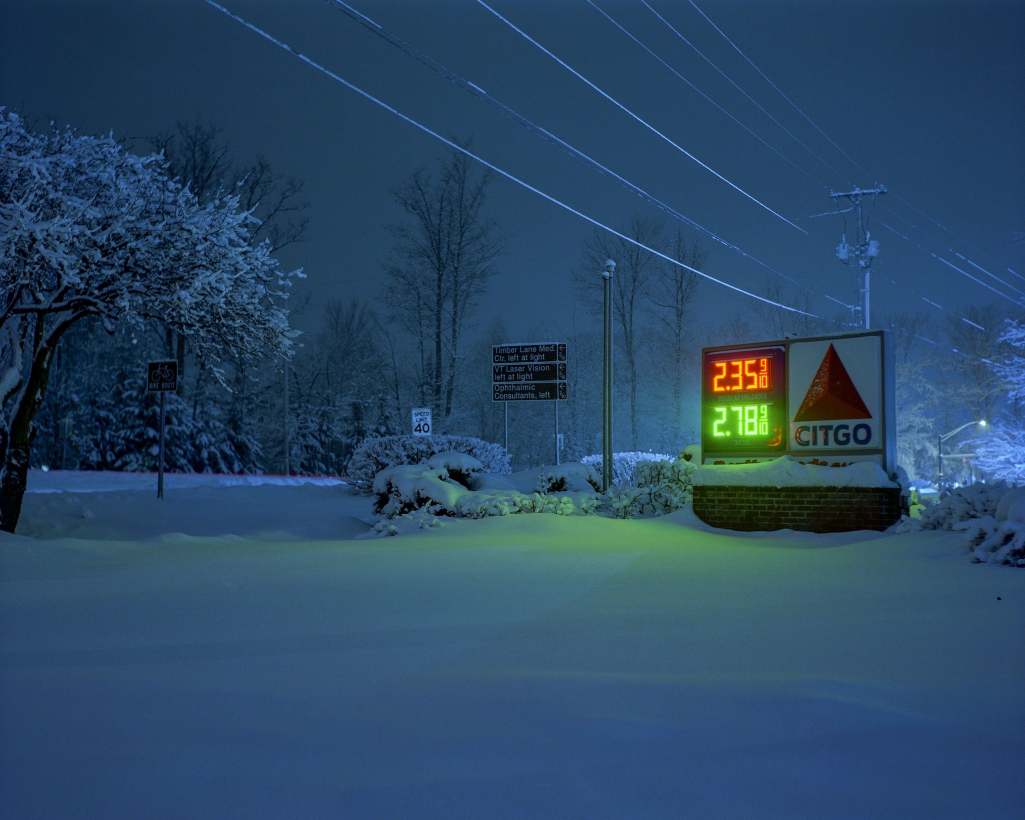 Gas station with a fresh coat of snow r/LiminalSpace