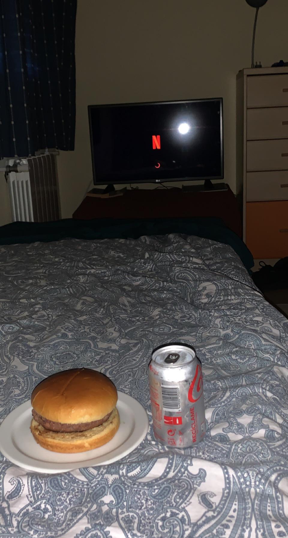 DPH, burger, netflix and chill. good vibes👍 r/DPH