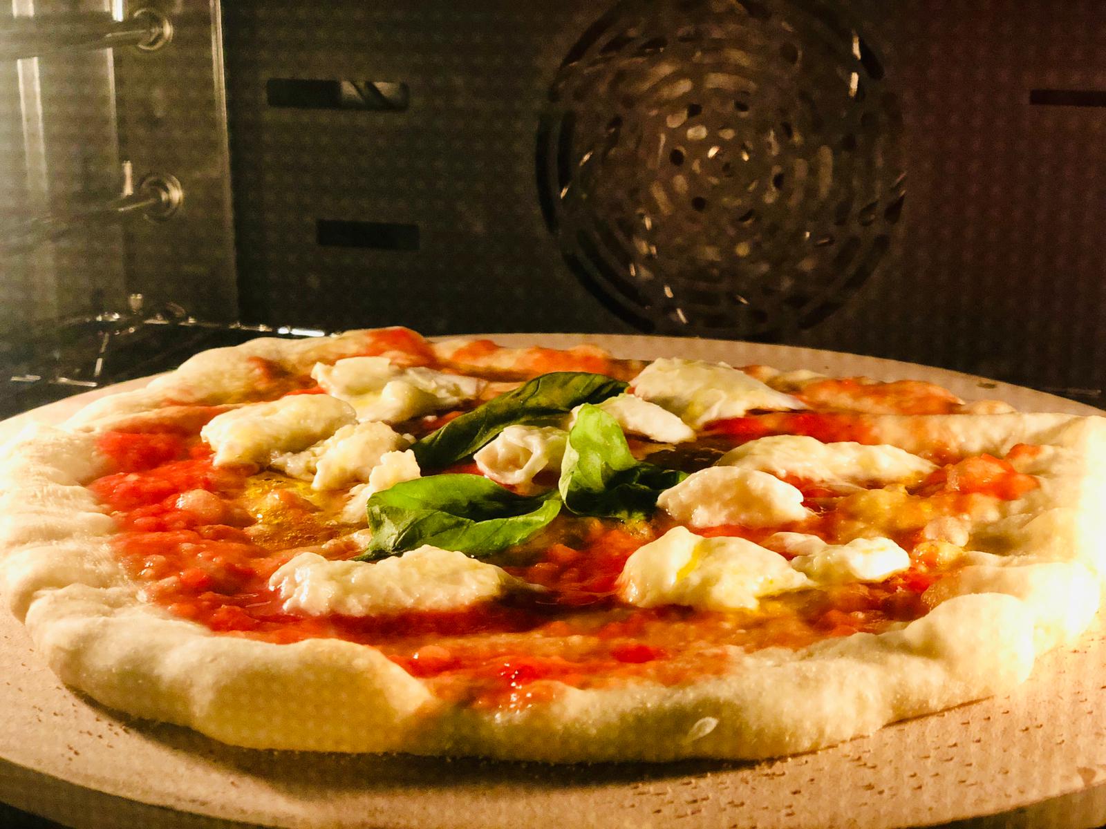 The moment the pizza lifts off and flies away r/Pizza