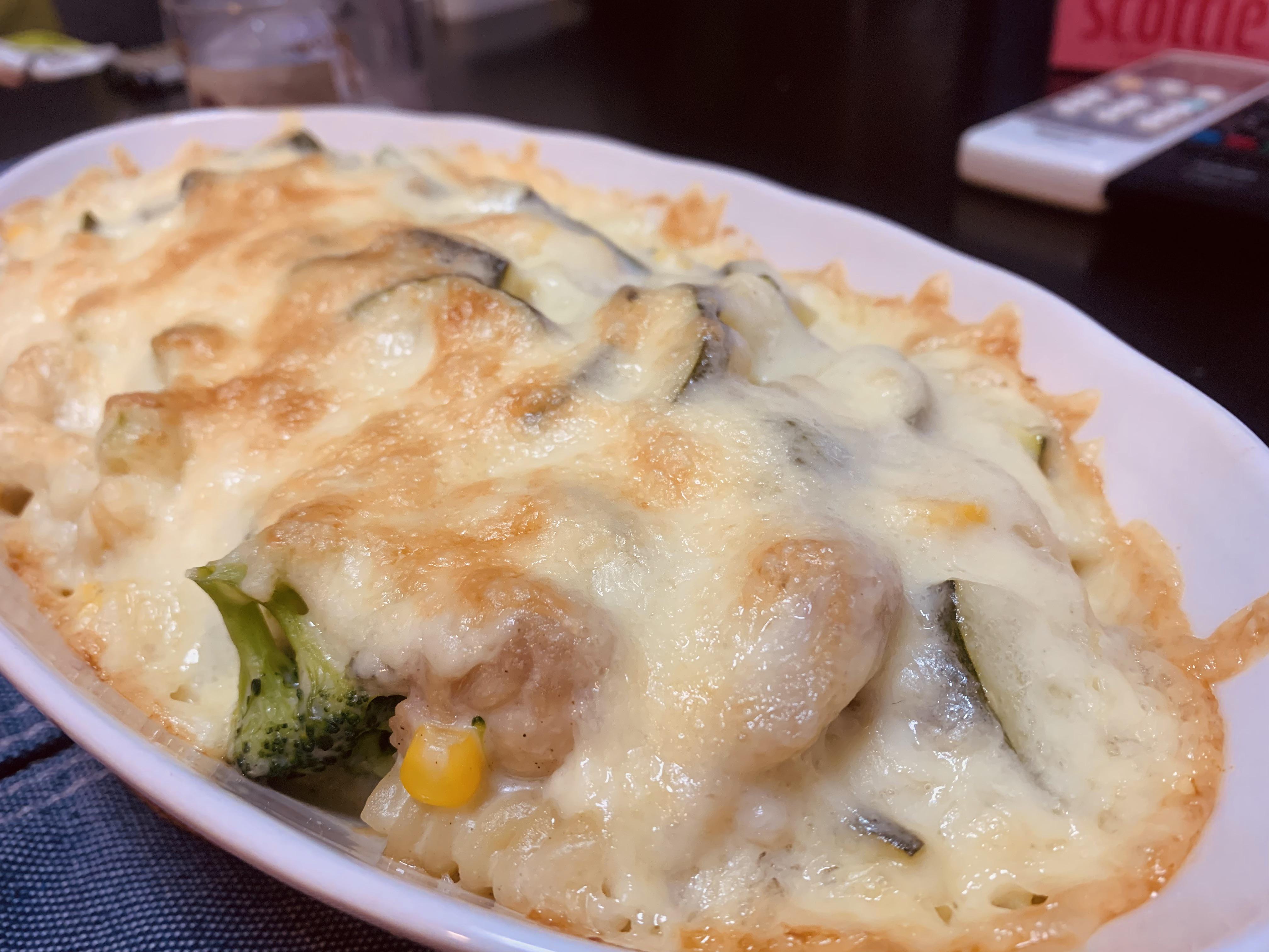 Japanese style gratin with chicken, zucchini, broccoli, corn and pasta