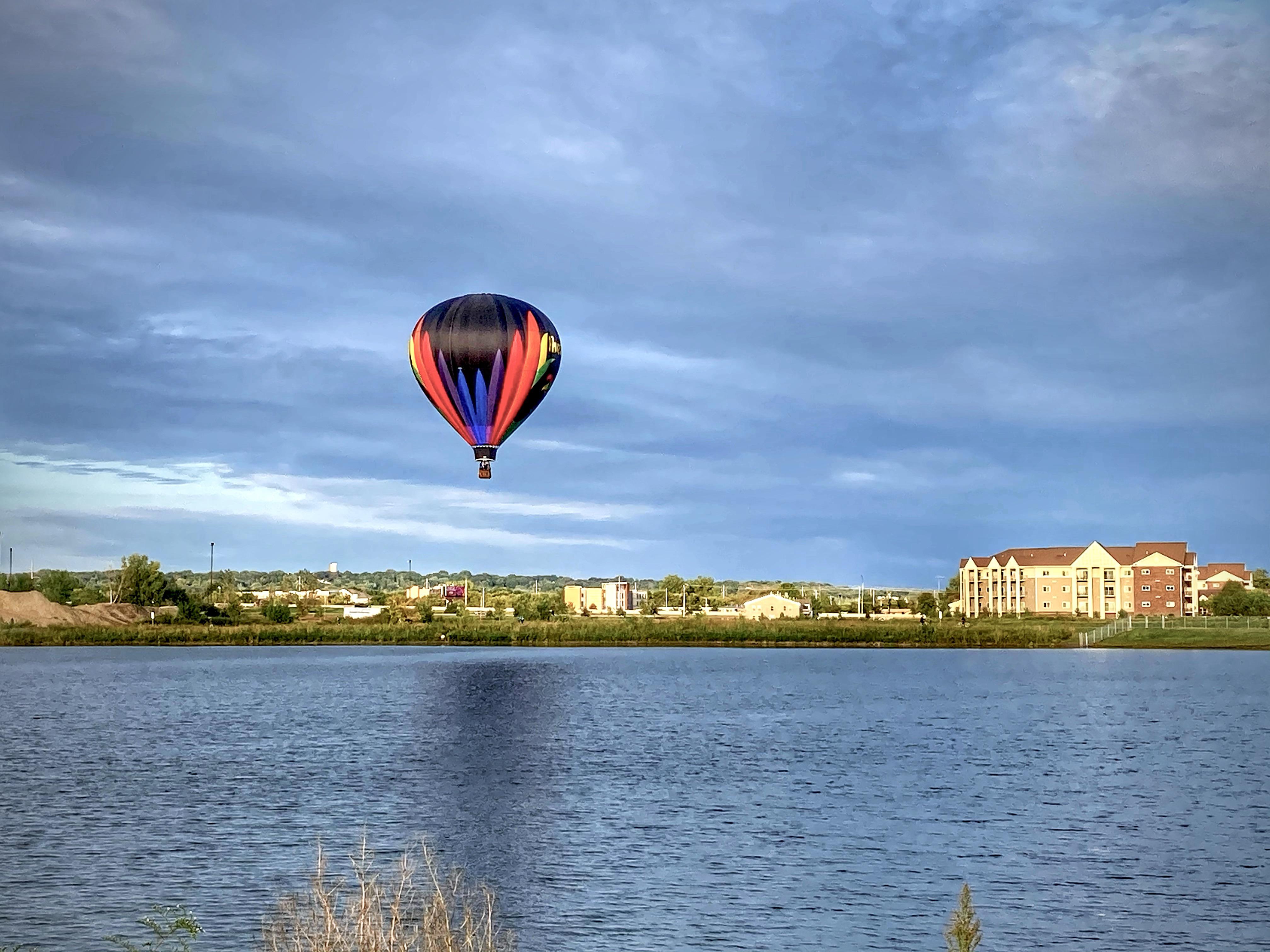 Balloon over Cascade Lake this evening [OC] r/rochestermn