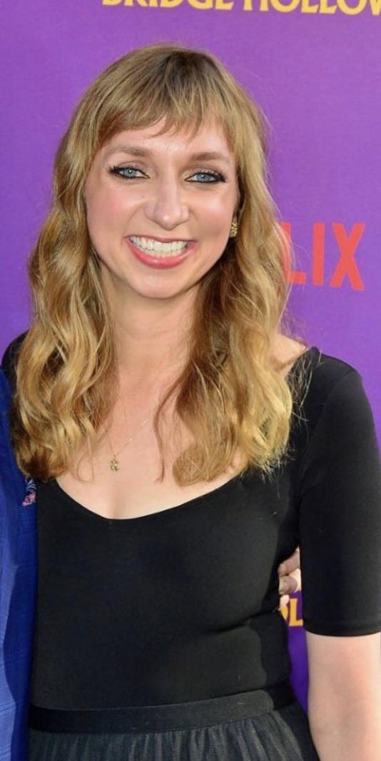 Lauren Lapkus in a tight top showing off her new mom body : Earwolf_babes
