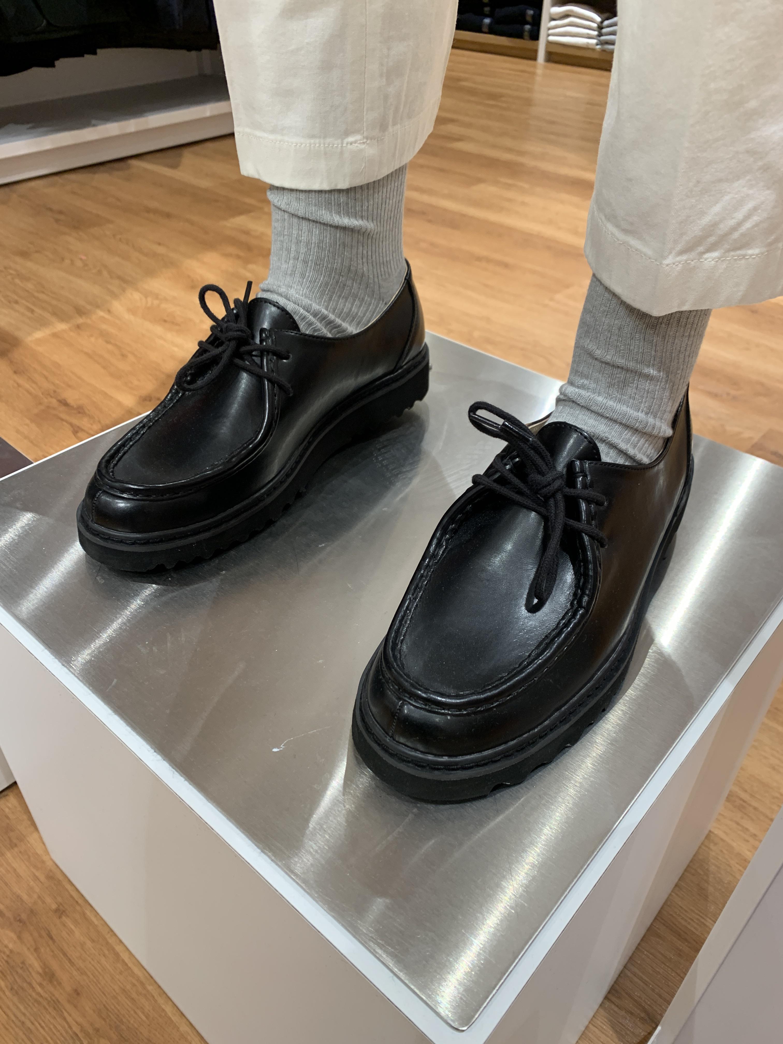 What kind of shoes are these? Seen in Uniqlo. r/uniqlo