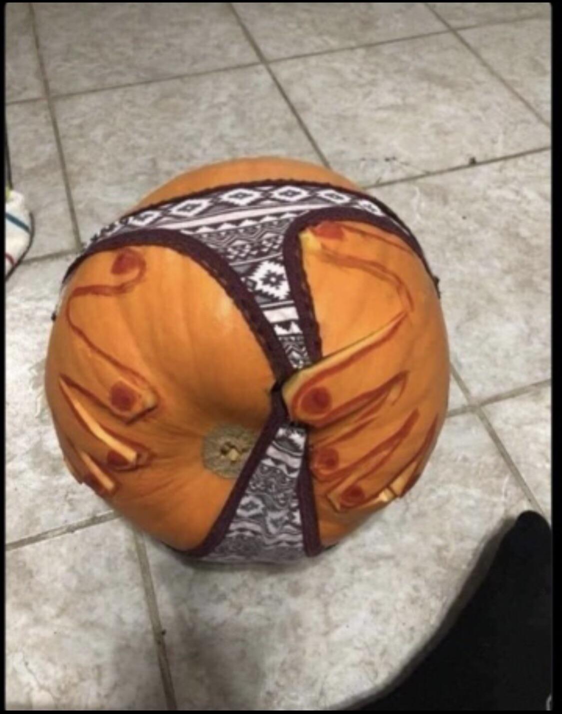 Cute pumpkin carving idea r/funny