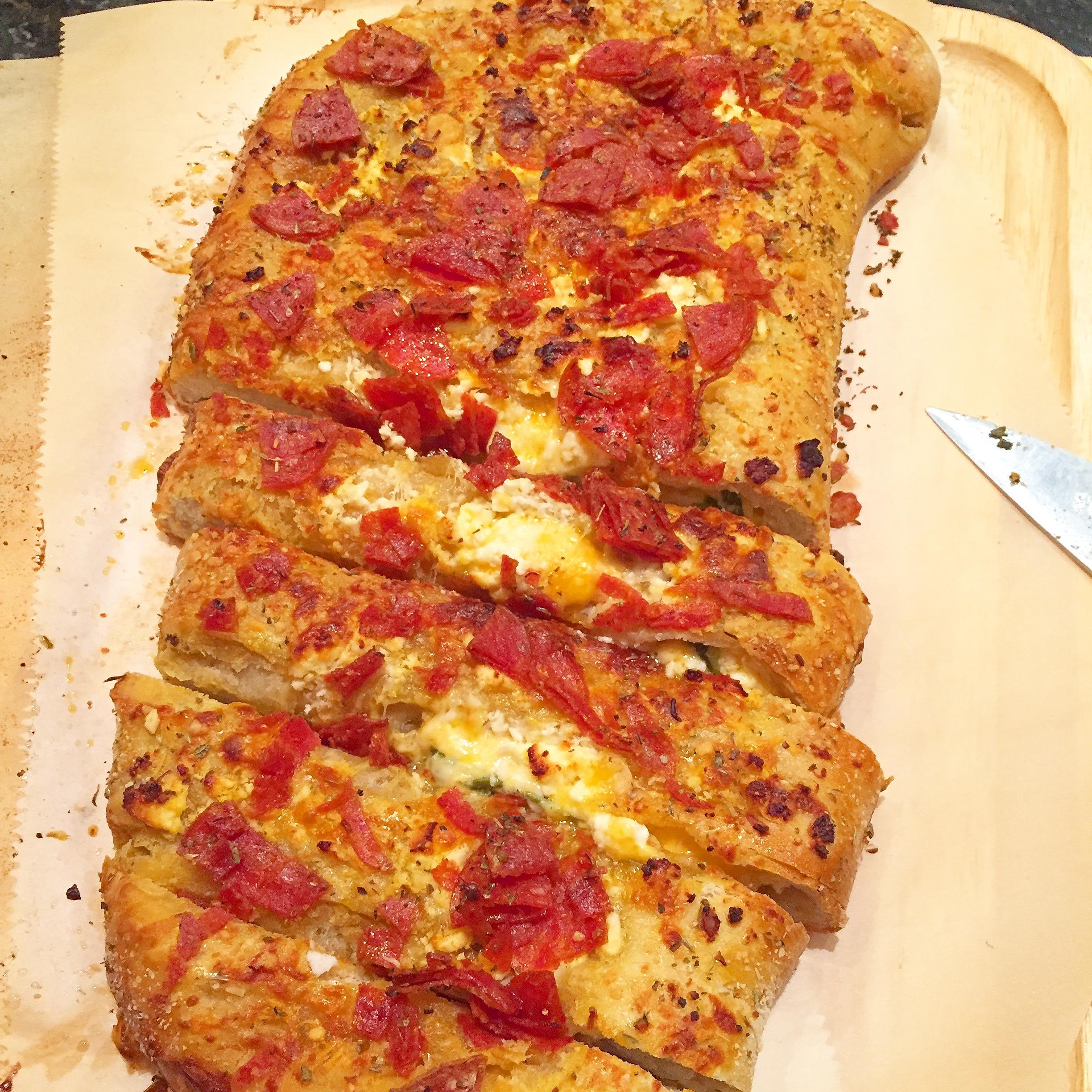 [Homemade] Stuffed Cheesy pepperoni Bread r/food