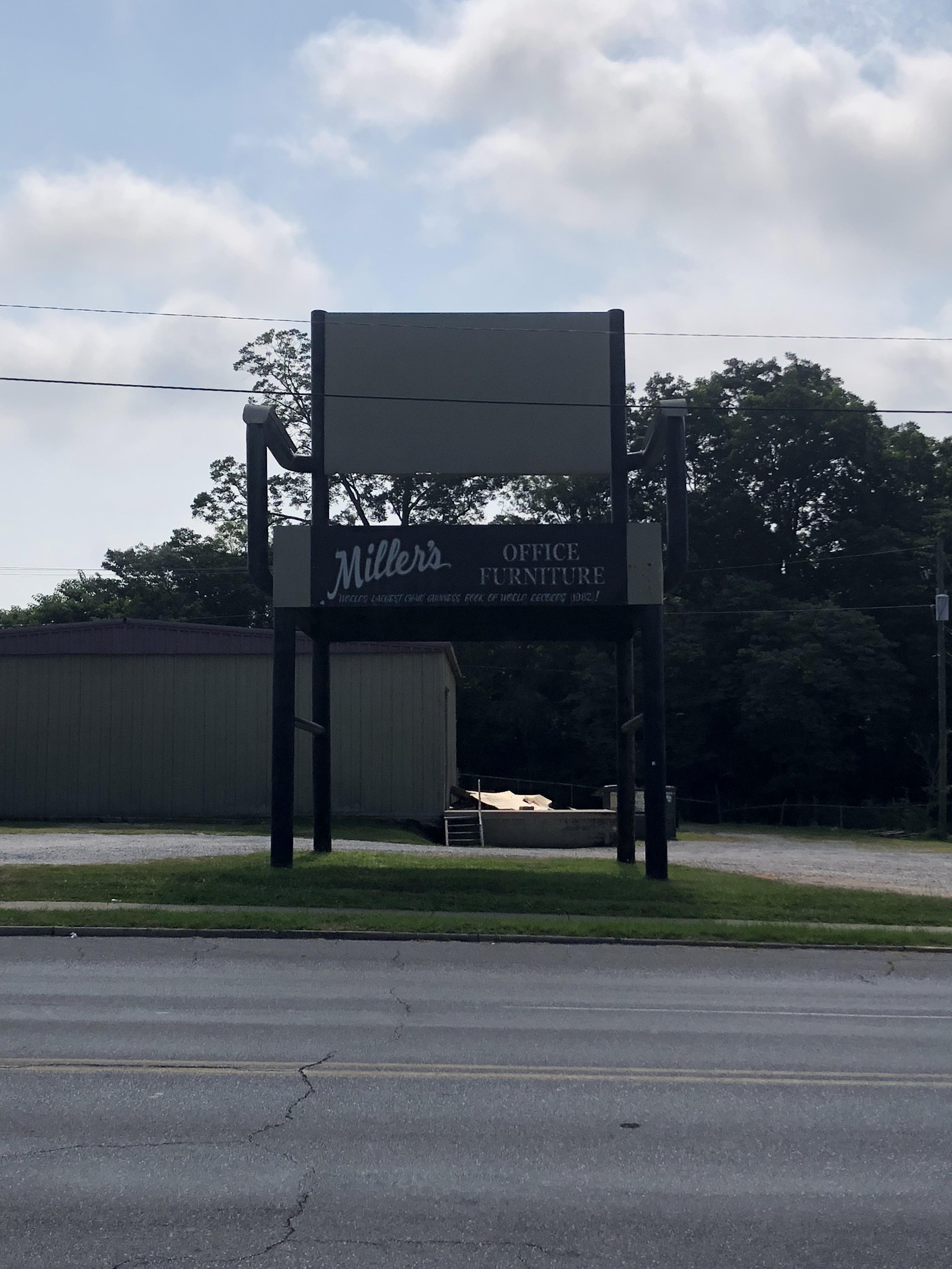 World’s largest office chair, Anniston, Alabama r/mildlyinteresting