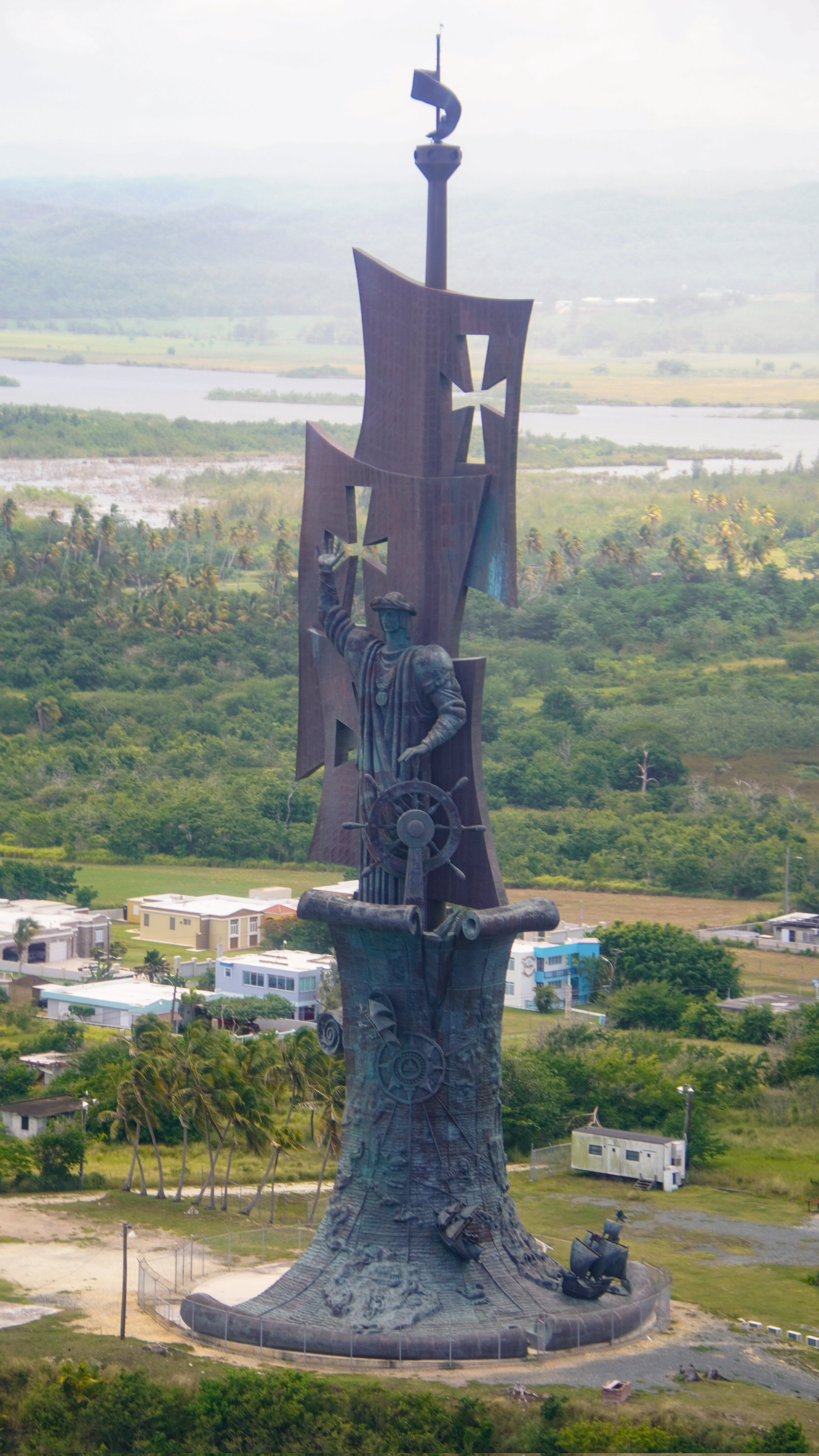 Christopher Colombus statue in puerto rico r/megalophobia