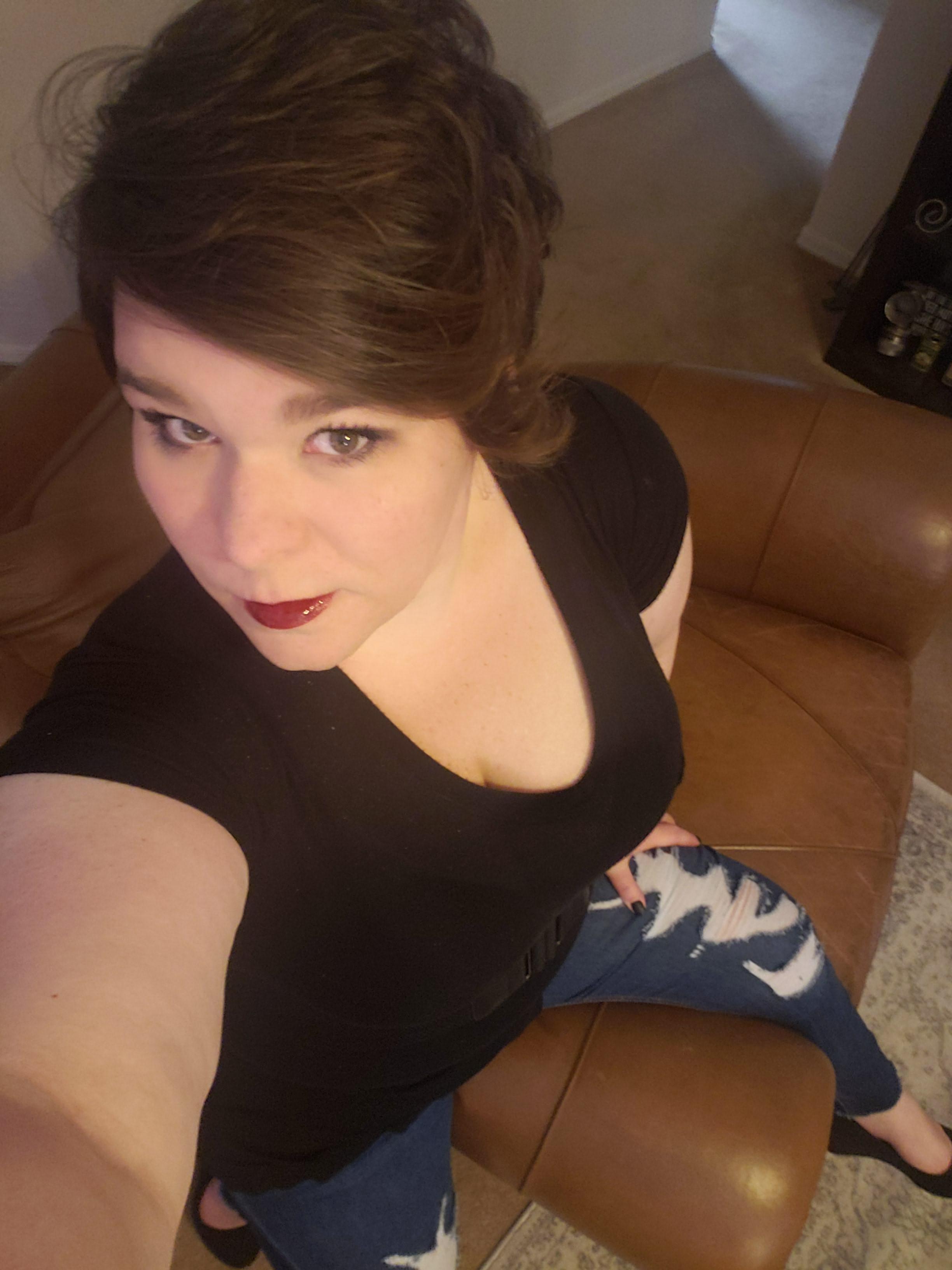 Ripped jeans, red lips, cleavage r/GoneMildPlus