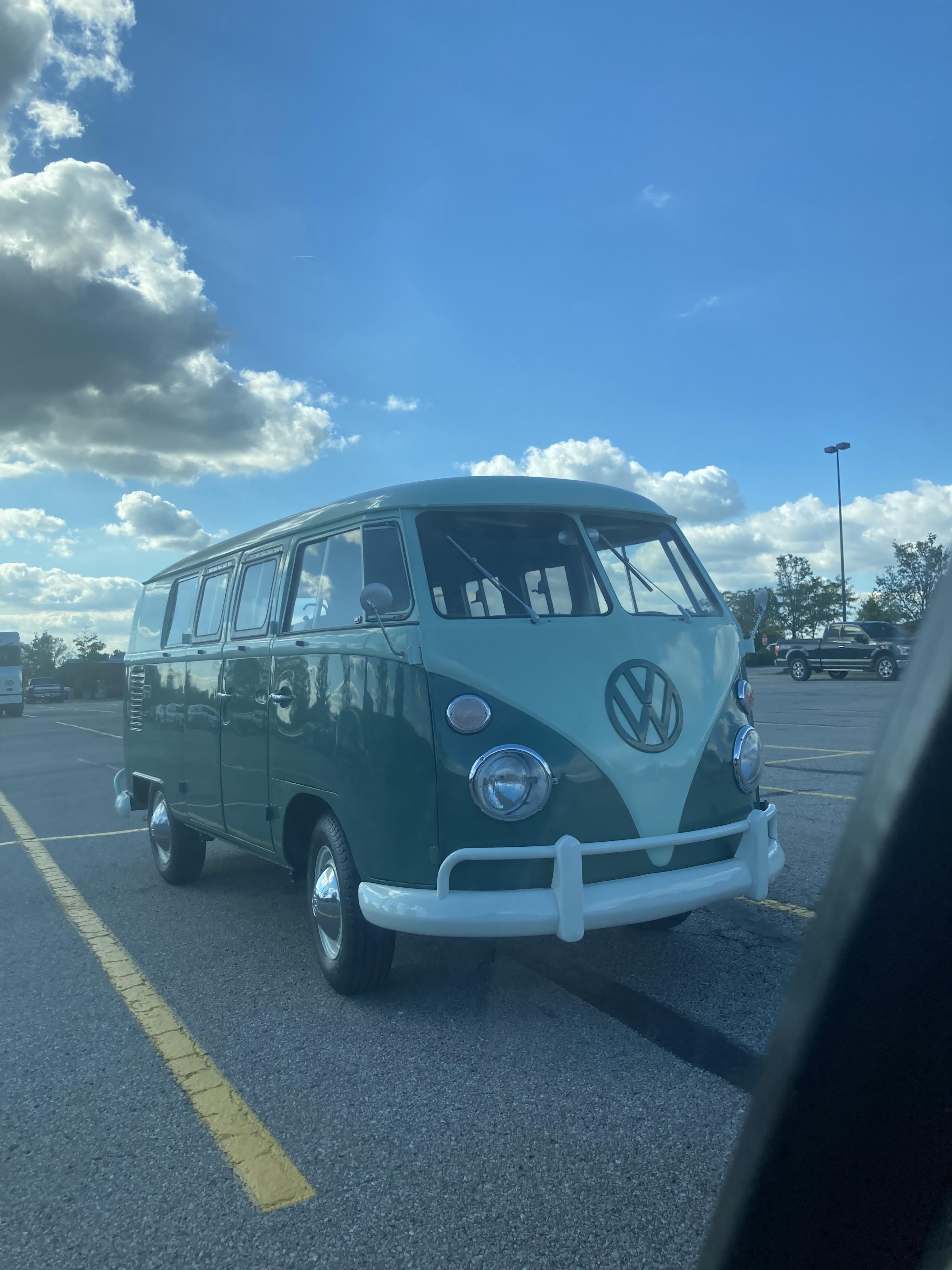 Saw a Volkswagen Type 2 in Walton, Kentucky r/classiccars