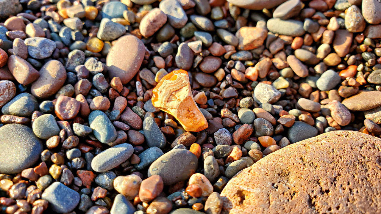 Billion year old agates found on Minnesotas amazing north shore! (Video