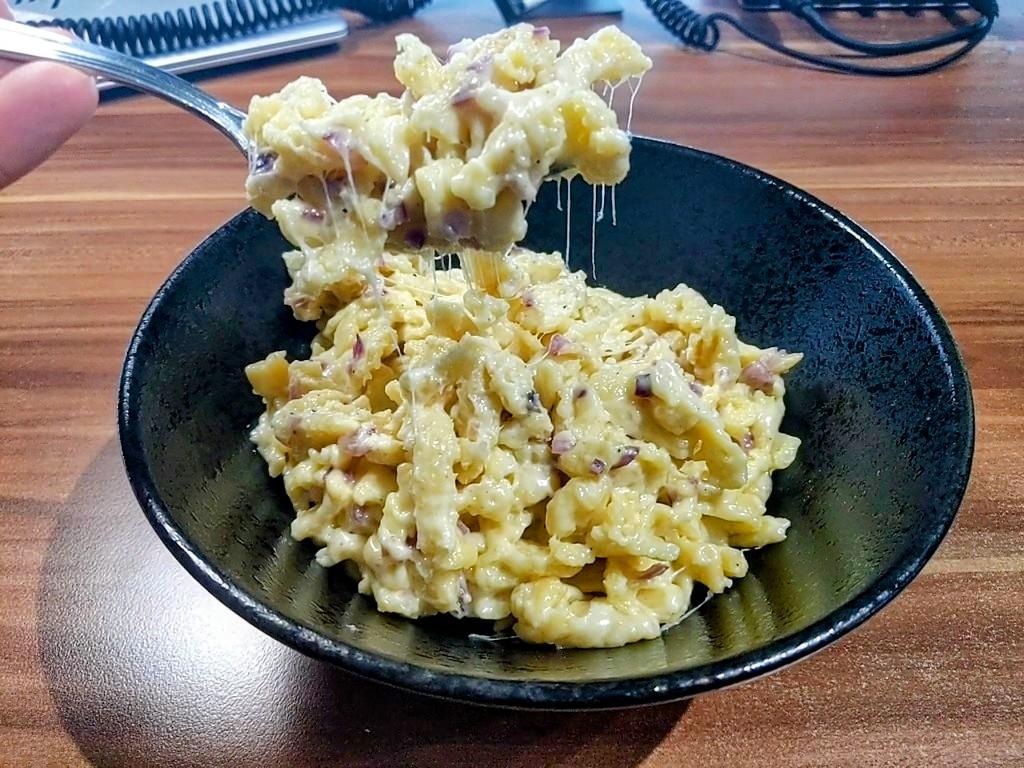 [homemade] Käsespätzle (cheesey german egg noodles) r/food