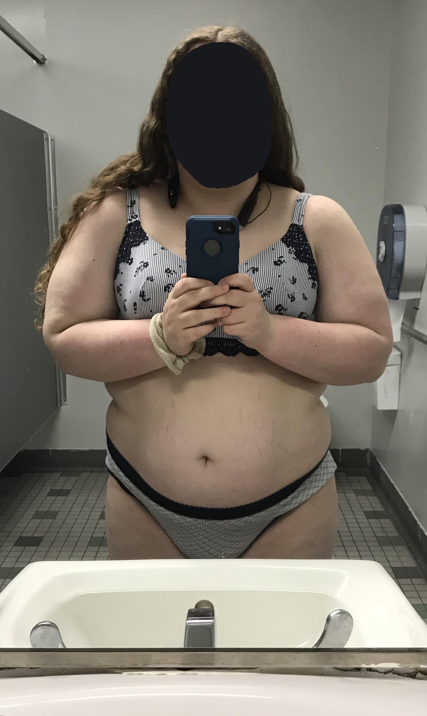 Selfie in the school bathroom : BBW