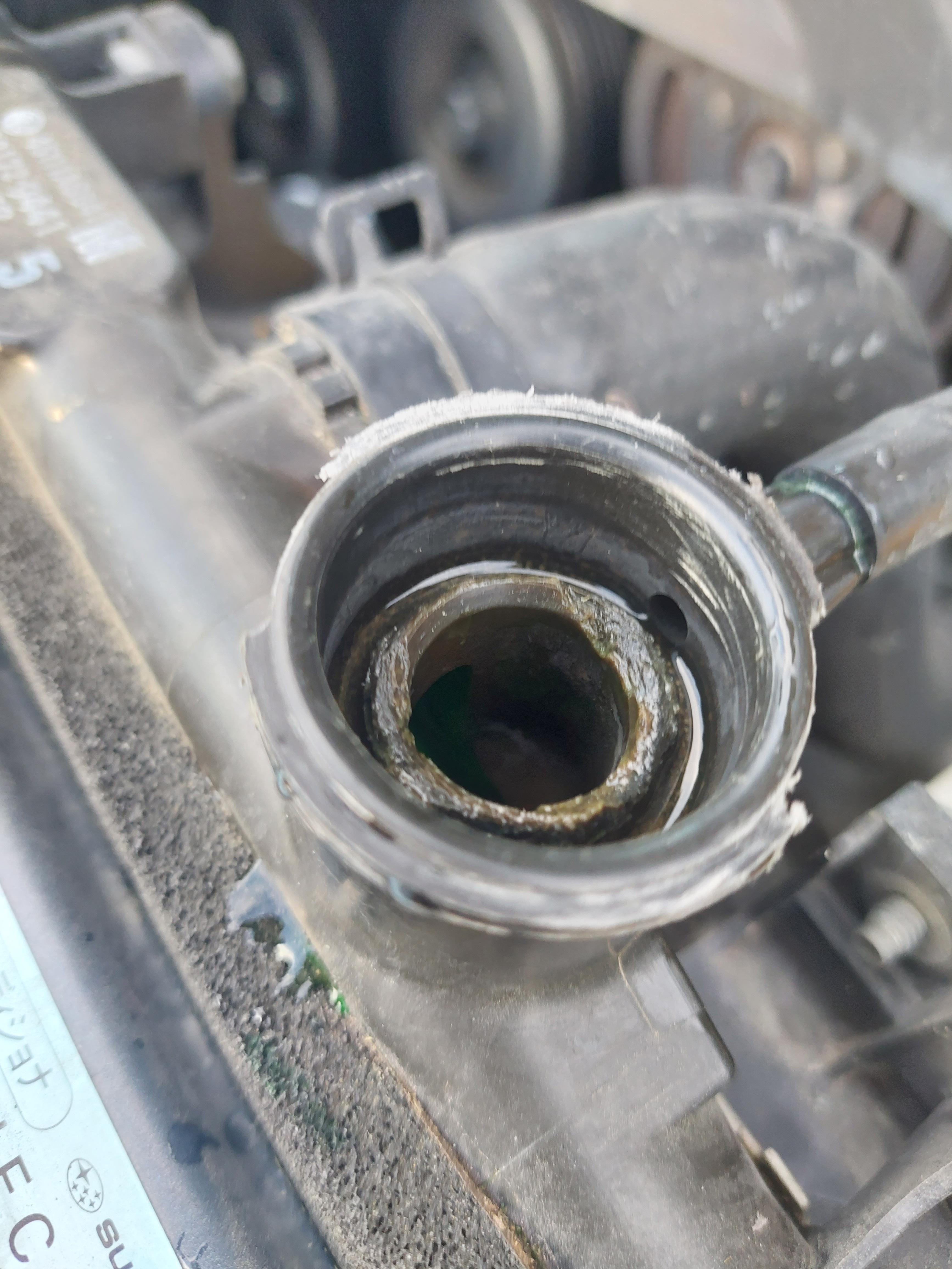 Damaged Radiator Seal r/MechanicAdvice