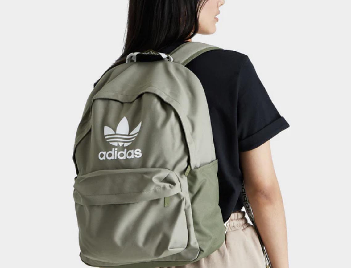 Is it possible to fit a 22” penny board in this backpacks ? r/pennyboard