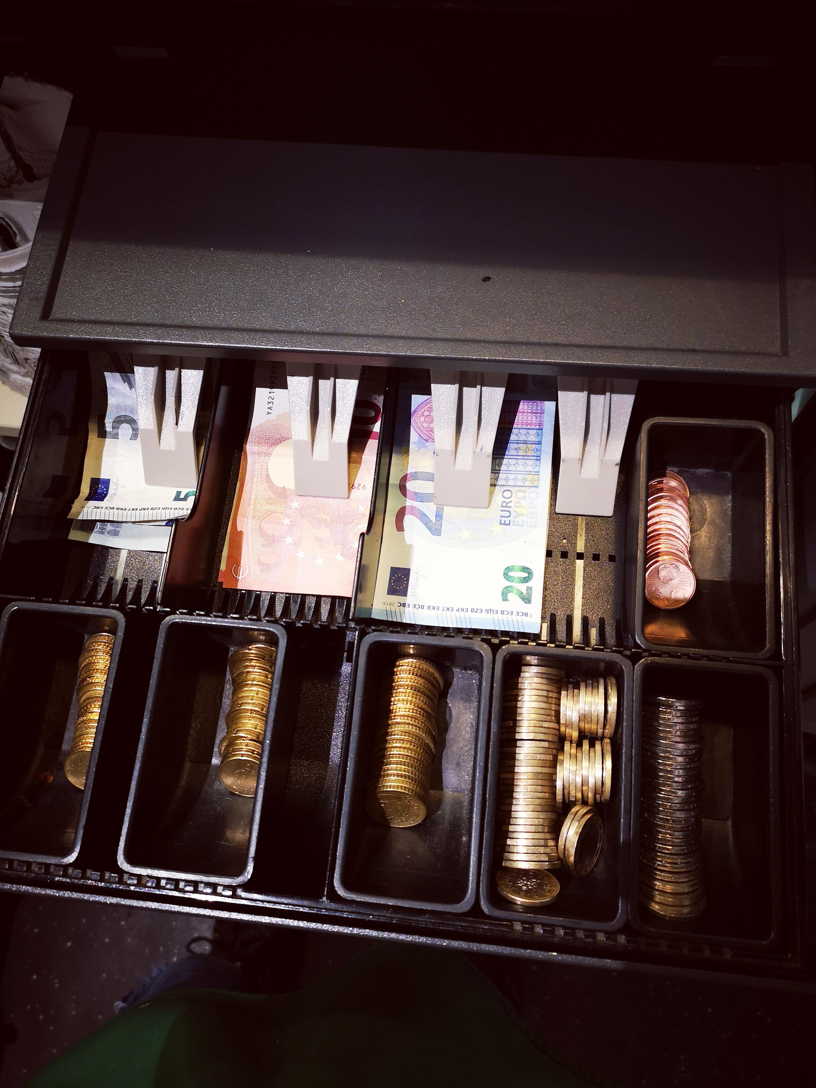 When it's a slow day, I like to tidy my cash drawer. r/starbucks