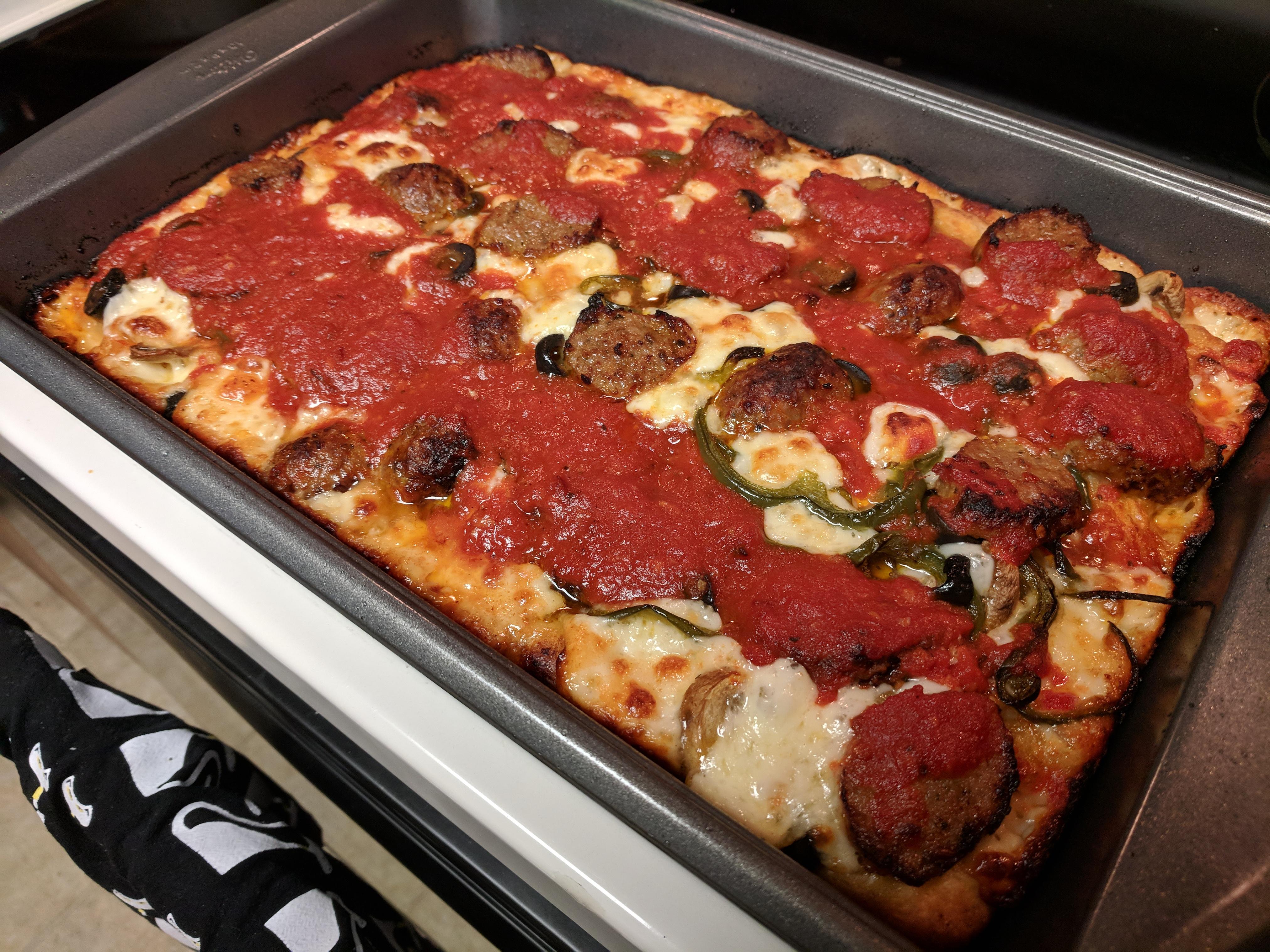 Detroitstyle pie. Kenji's recipe. r/Pizza