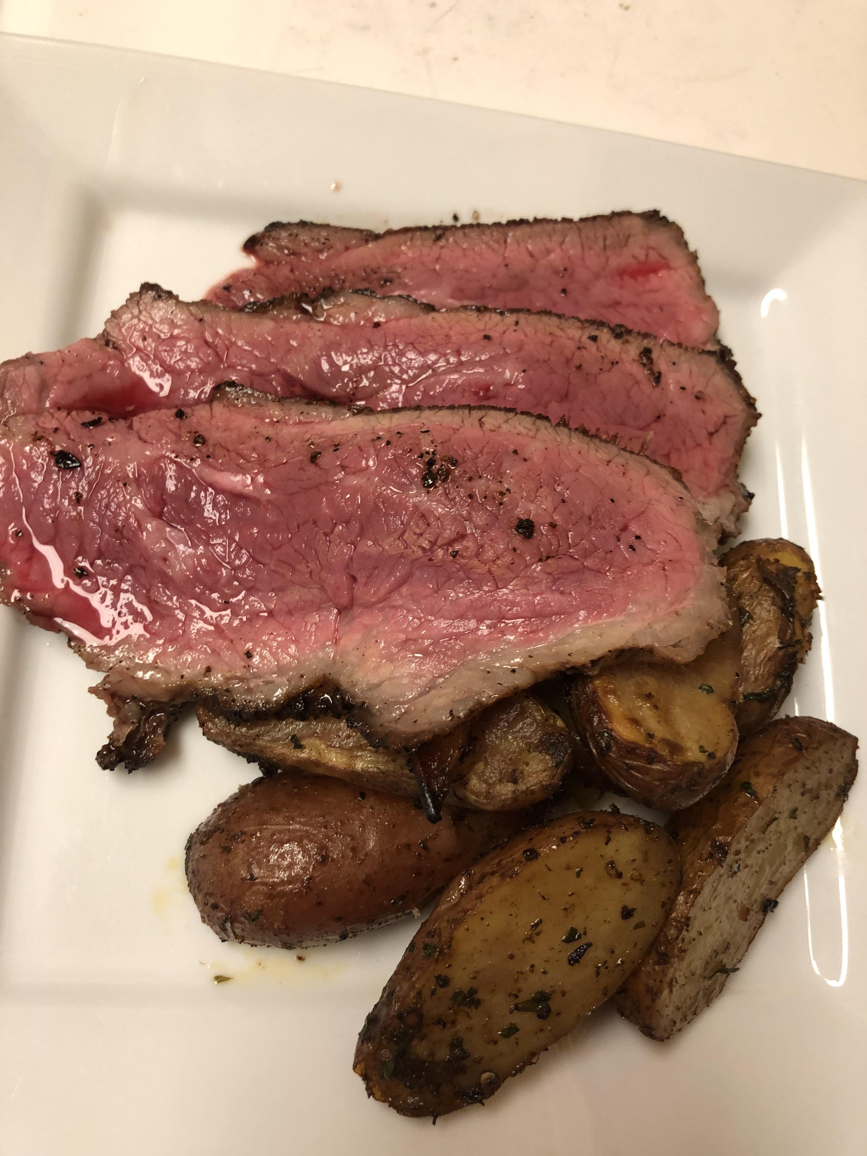 Meat and potato dinner, tri tip with roasted fingerlings r/FoodPorn