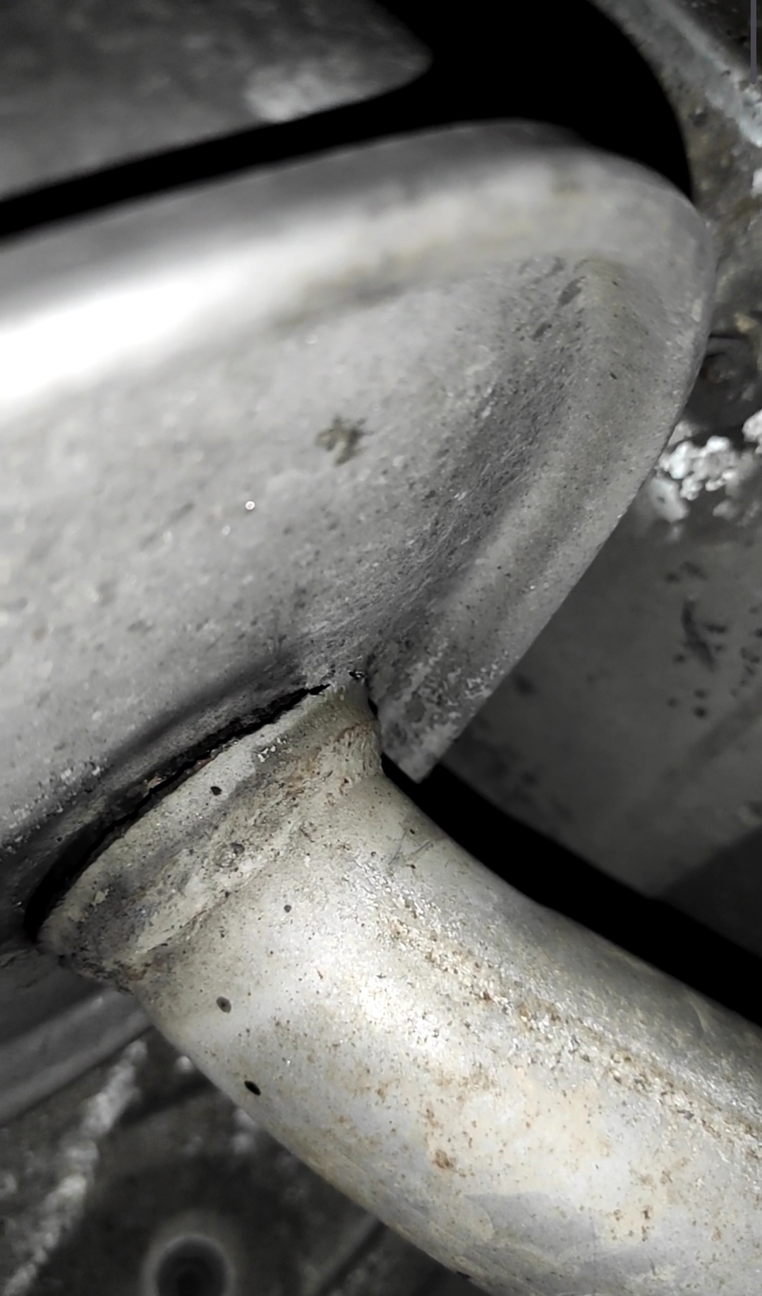 Broken pipe at the muffler. How to fix? Can this be welded? : r/mechanics