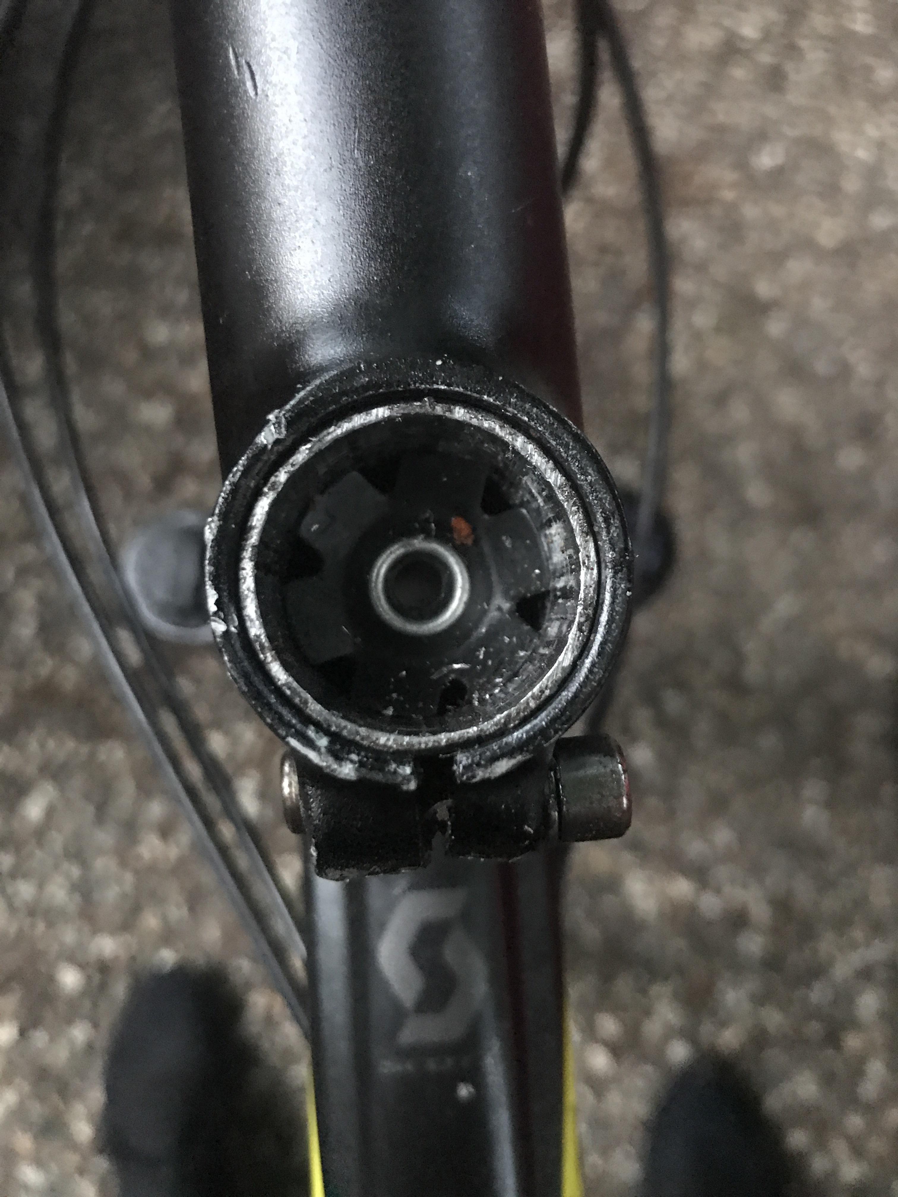 This thing keeps moving upwards when tightening the headset(top bolt
