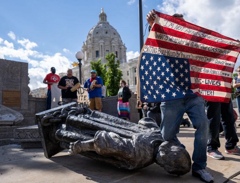 Native Americans pull down Christopher Columbus statue at Minnesota