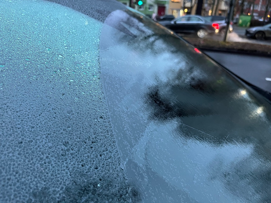 Water on windshield reveals "trace areas" of wiper blades Motor