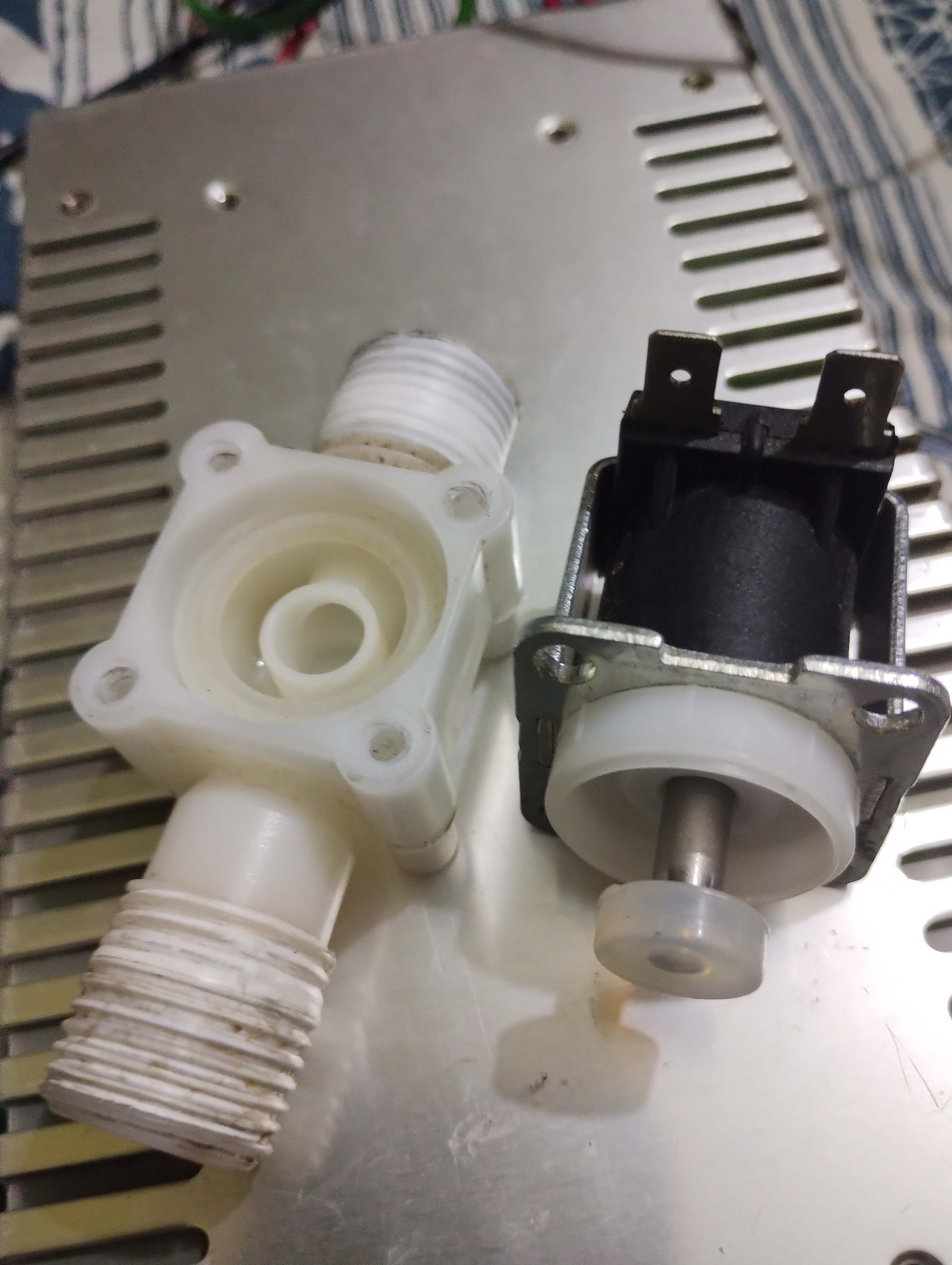 12 V direct acting solenoid valve doesn't open when connected to water