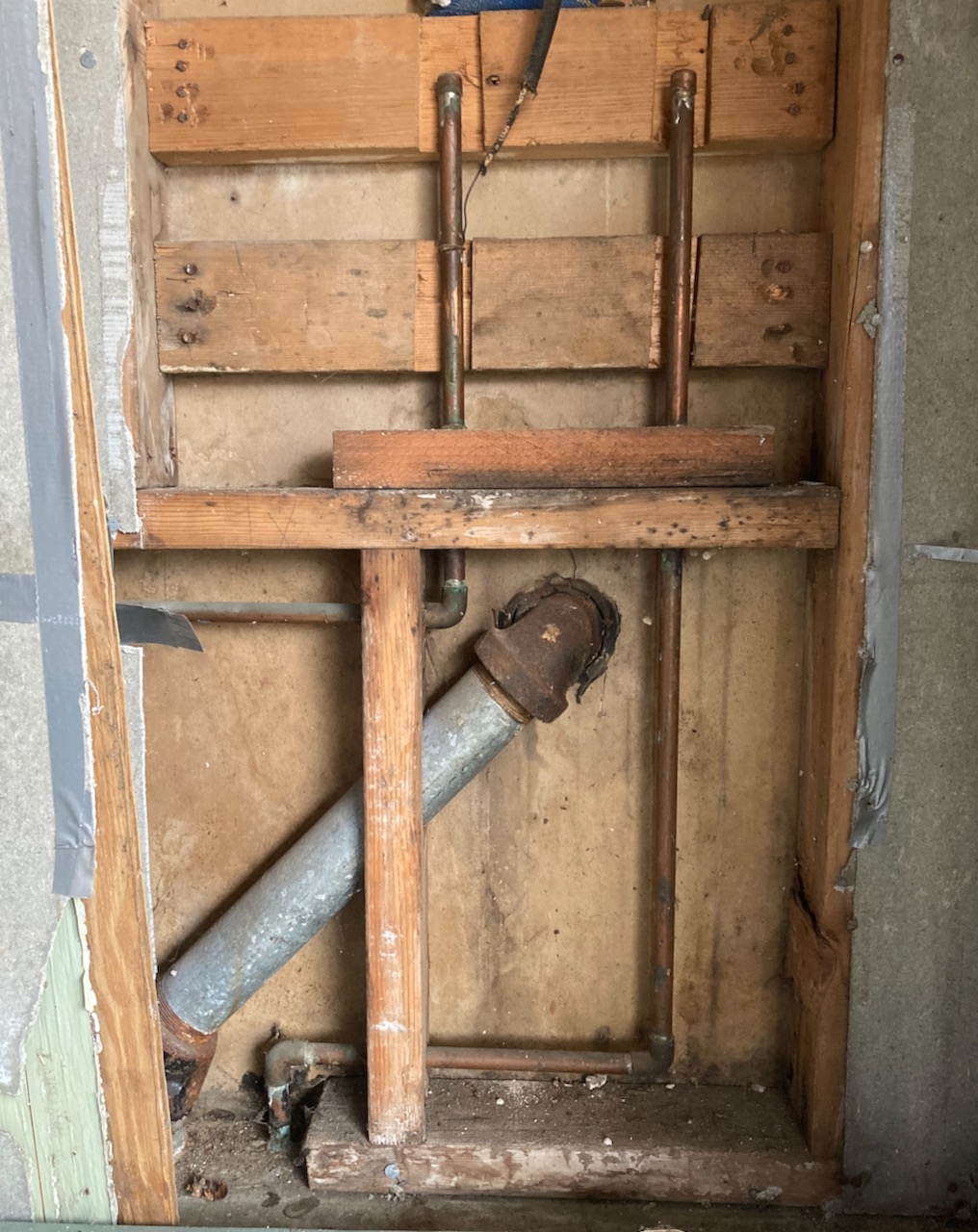 plumbing 11/4 brass sink drain pipe stuck in larger cast iron elbow