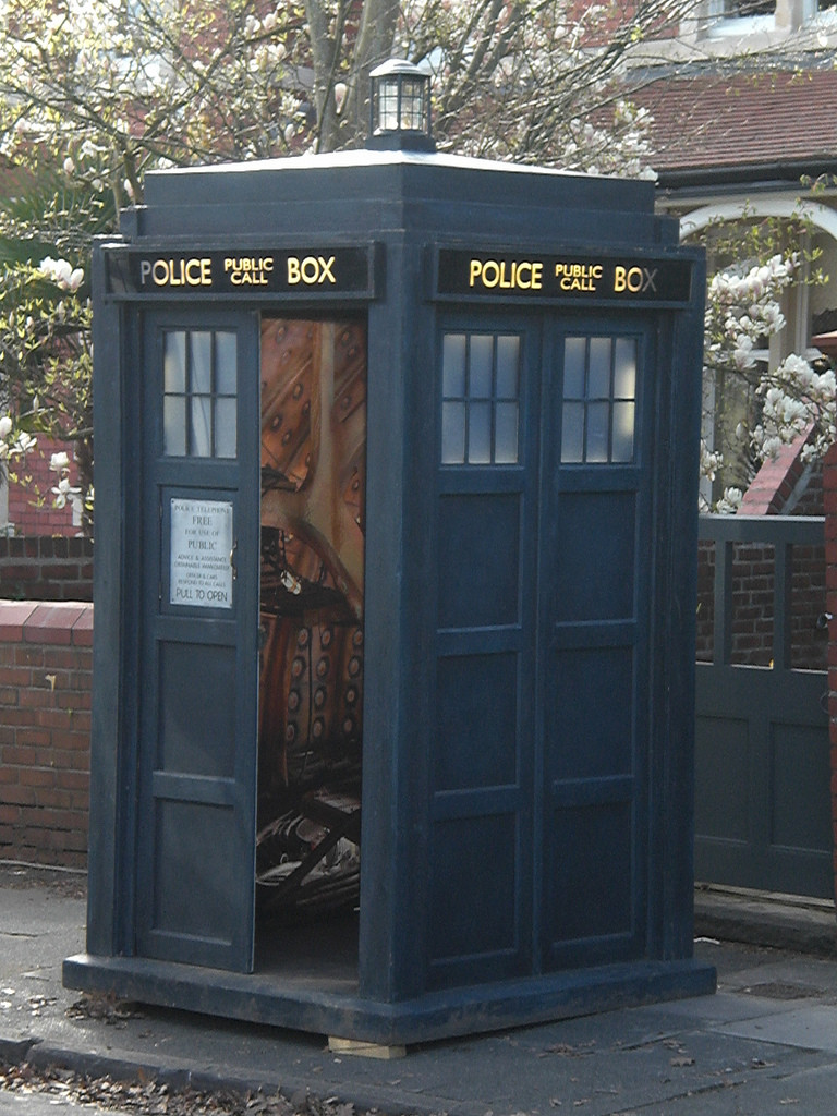 doctor who - Could a TARDIS exterior have transparent glass 